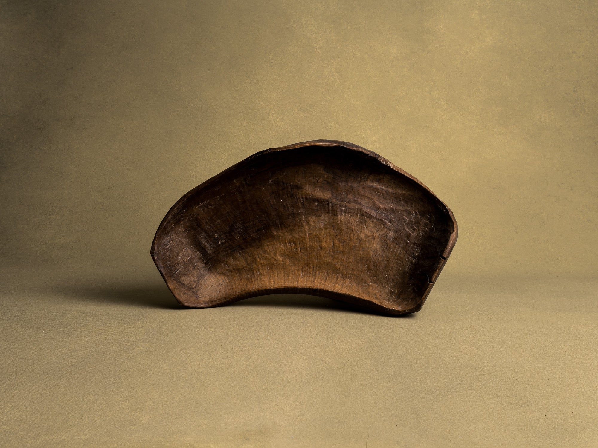 Coupe monoxyle normande en noyer, art paysan, France (XIXe siècle)..Free form carved Norman walnut wooden bowl, Peasant art, France (19th century)