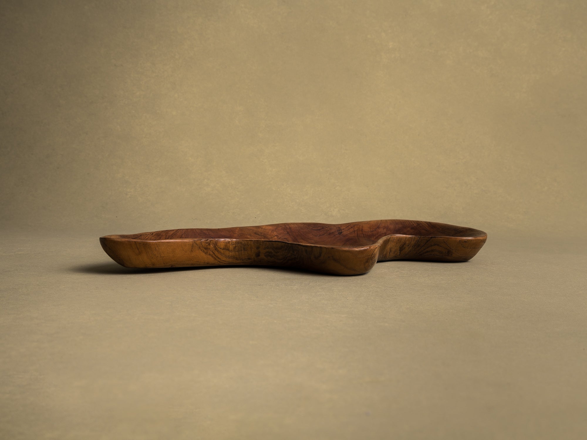 Coupe monoxyle de forme libre en bois exotique, France (vers 1950)..Free form biomorphic wooden bowl, France (circa 1950)