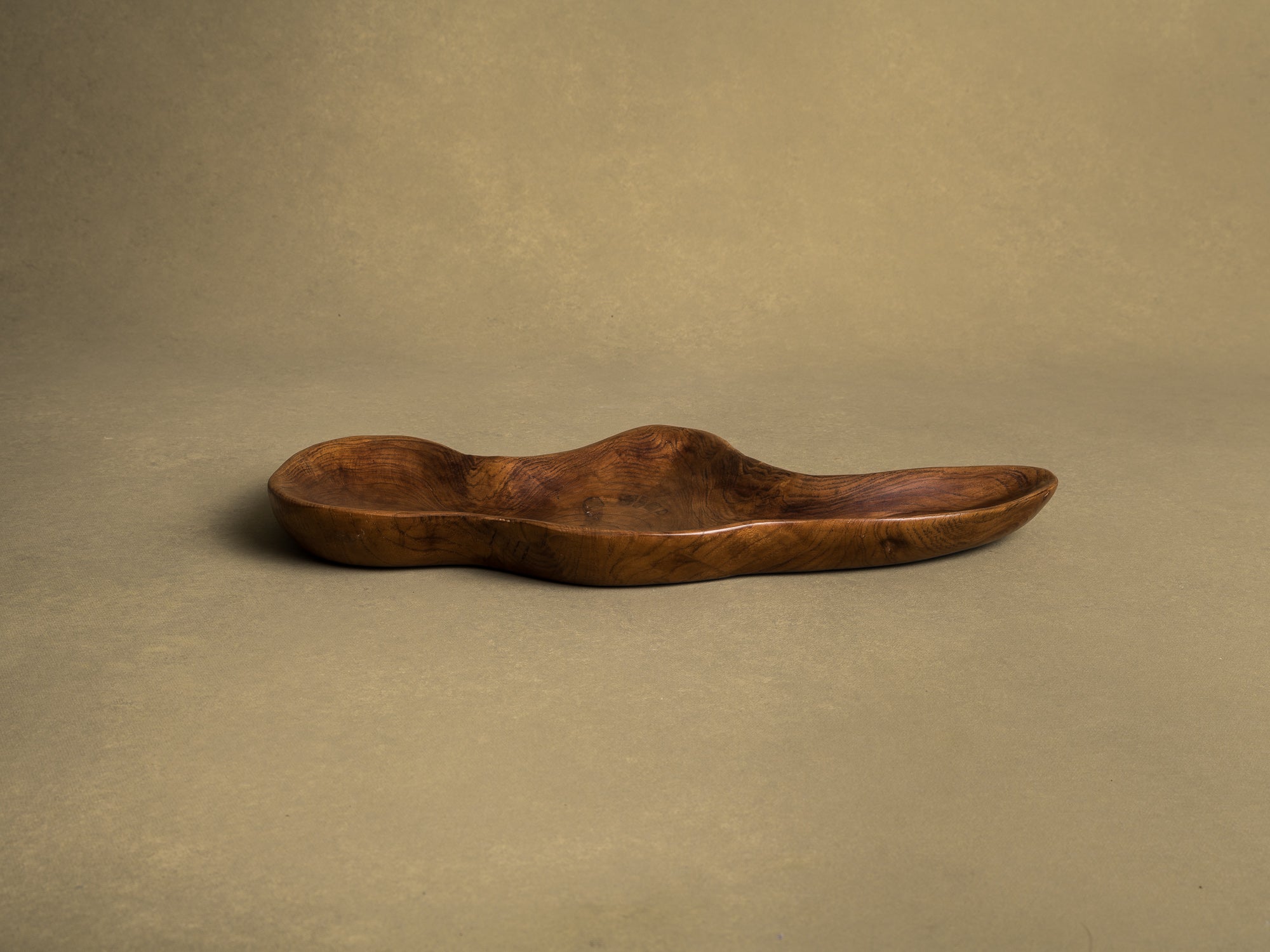 Coupe monoxyle de forme libre en bois exotique, France (vers 1950)..Free form biomorphic wooden bowl, France (circa 1950)