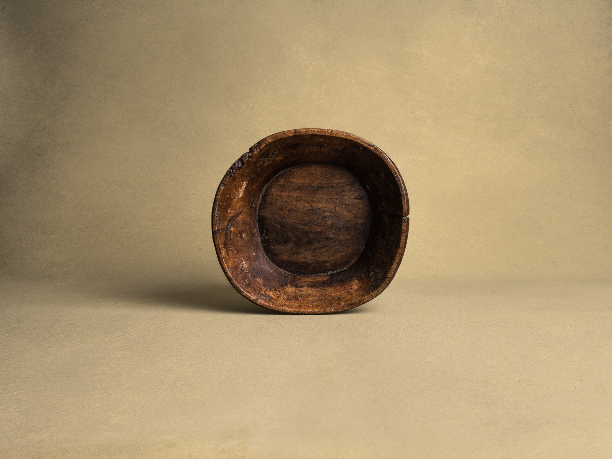 Coupe monoxyle auvergnate en noyer, art paysan, France (XIXe siècle)..circular carved Auvergne walnut wooden bowl, Peasant art, France (19th century)