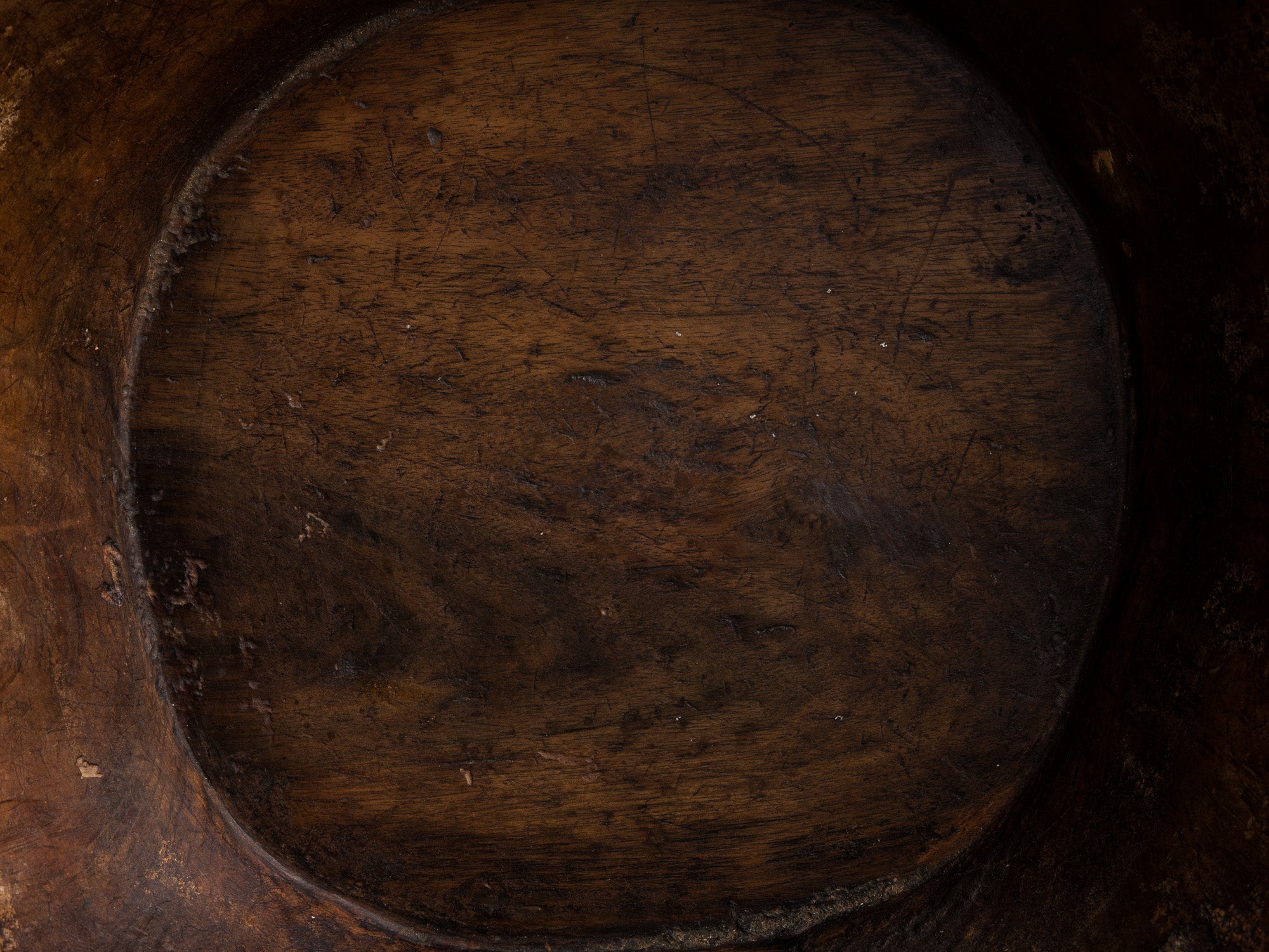 Coupe monoxyle auvergnate en noyer, art paysan, France (XIXe siècle)..circular carved Auvergne walnut wooden bowl, Peasant art, France (19th century)