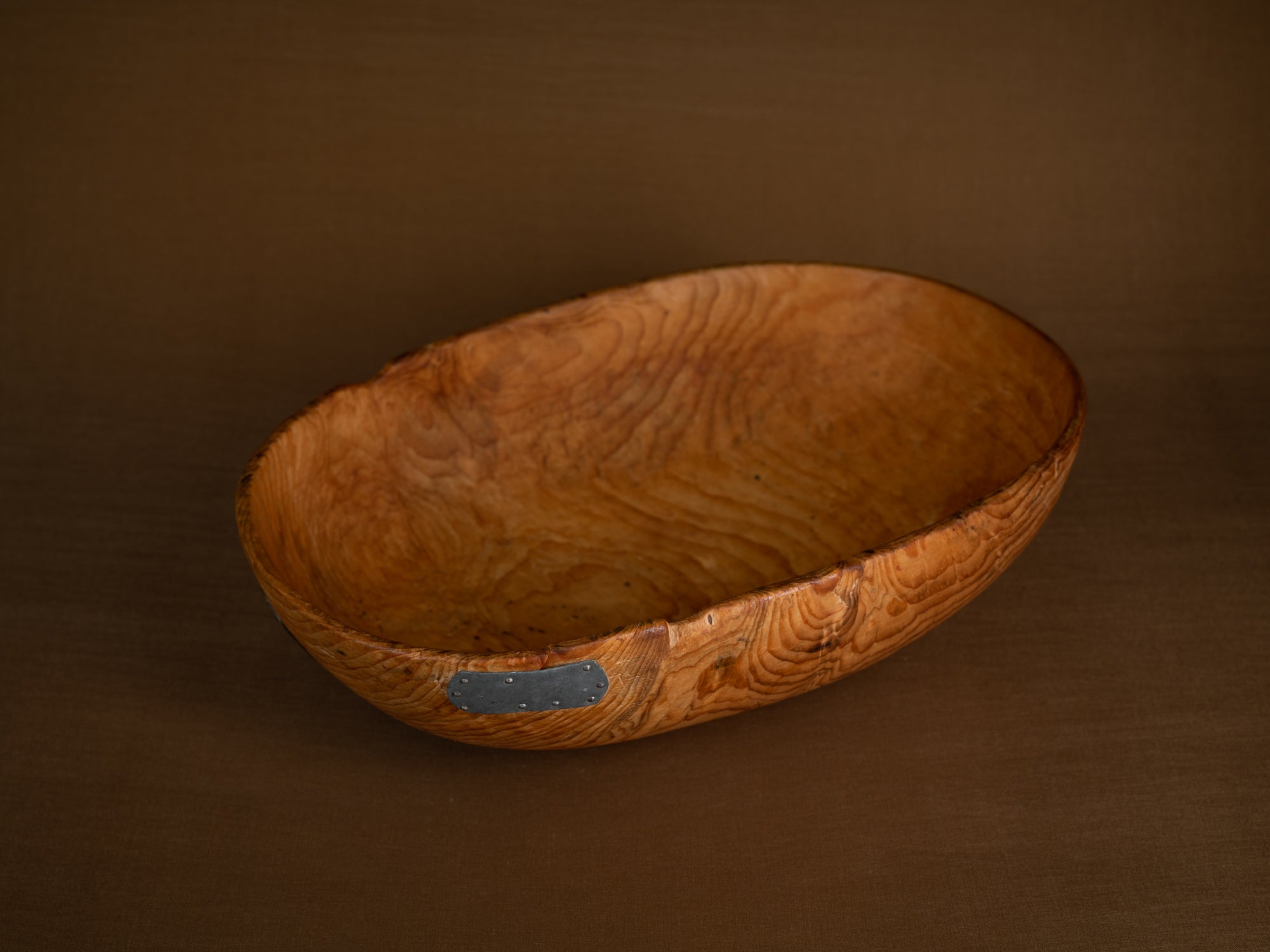 Large coupe paysanne monoxyle en pin, Suède (Fin du XIXe siècle)..Large peasant art pinewood bowl, Sweden (Late 19th century)