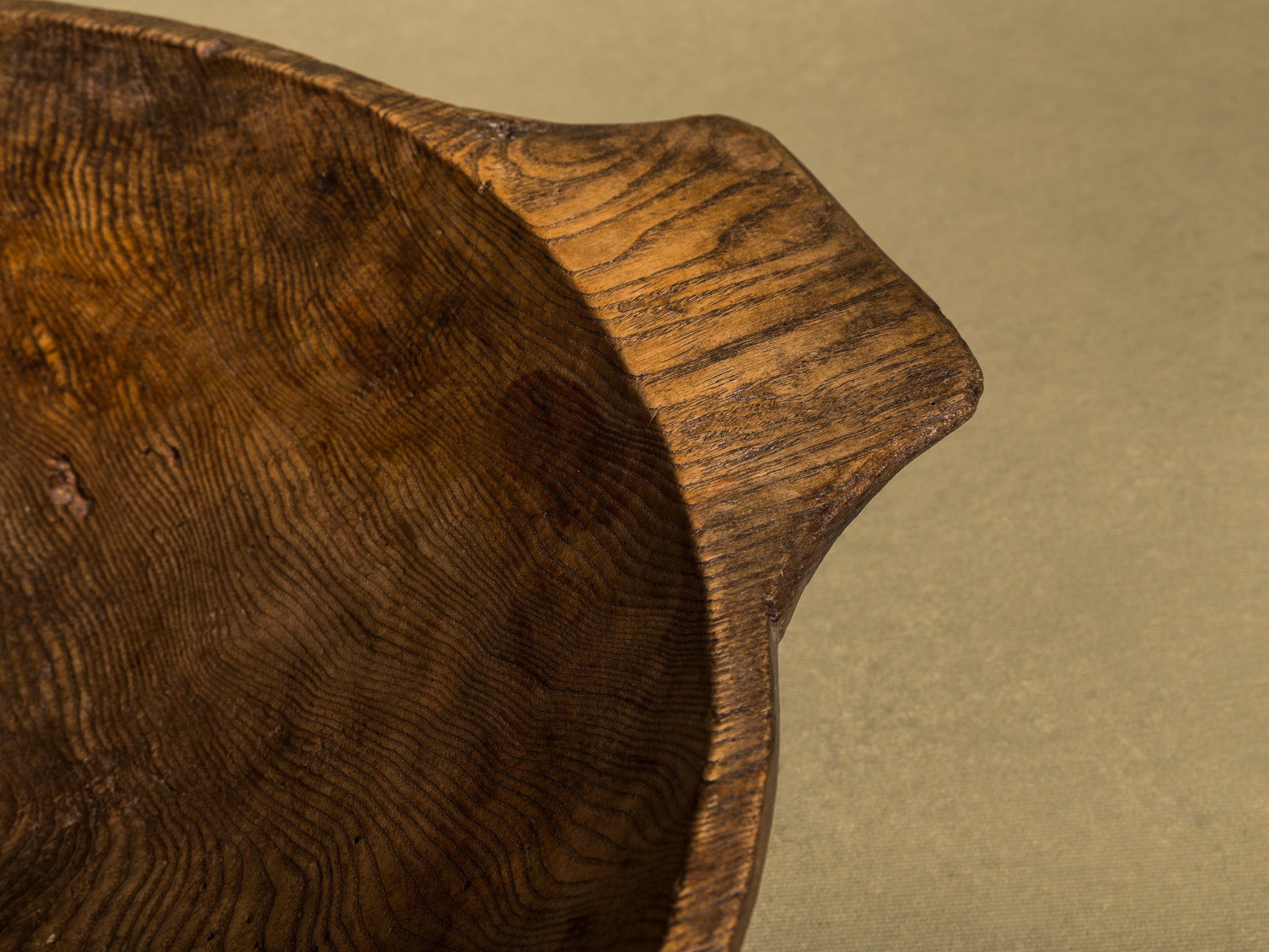 Ancienne coupe à faire le pain / pétrin, art paysan, Angleterre (XIXe siècle)..Old wood carved bread & dought bowl, Peasant art, England (19th century)
