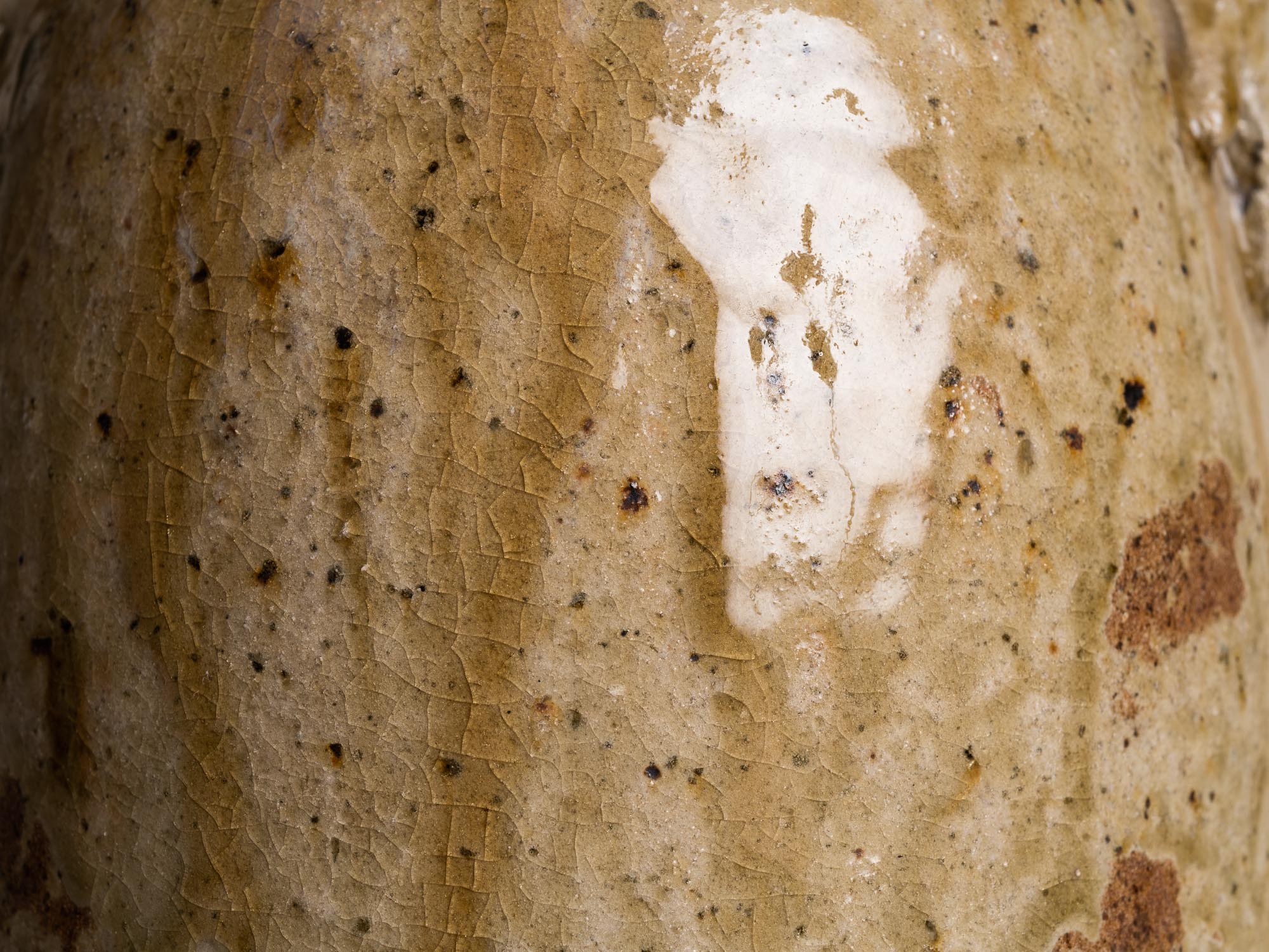 Rare sculpture&#x2011;bouteille anthropomorphe en grès de La Borne par Guy Bernon, France (vers 1960)..Anthropomorphic La Borne stoneware sculptural bottle by Guy Bernon, France (circa 1960)