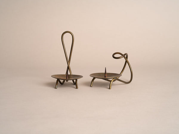 Ensemble de deux bougeoirs en laiton, style d'Hans Jensen, Danemark (vers 1950)..set of two brass candle holder in the style of Hans Jensen, Denmark (circa 1950)