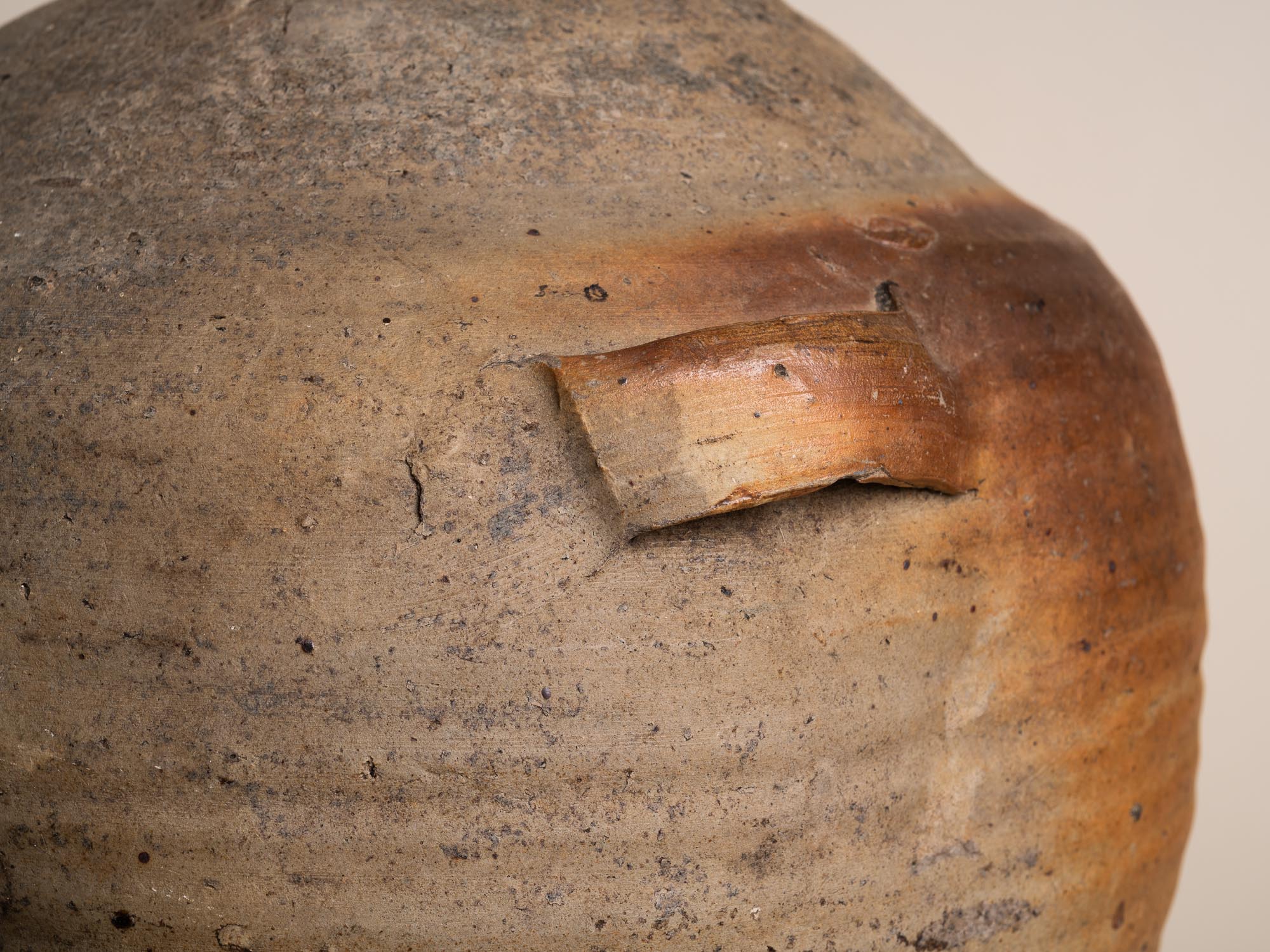 Bombonne à quatre anses en grès de la Borne, France (XVIIe / XVIIIe siècles)..Stoneware folk bottle pot by anonymous La Borne potters, France (17th / 18th century)