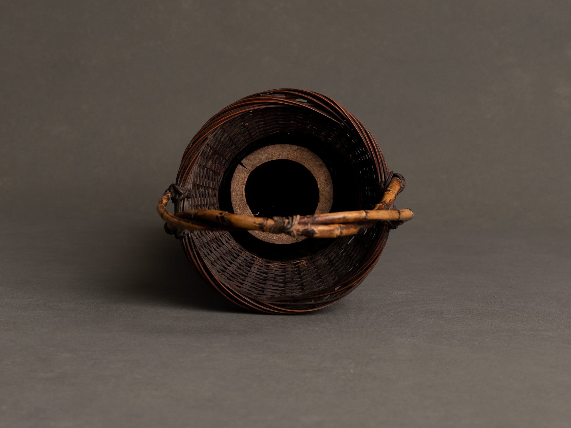 Rare hanakago, haut panier à anse pour l'ikebana, Japon (Ère Taishō / début ère Shōwa)..Huge Hanakago Ikebana bamboo basket with natural bamboo handle, Japan (Taishō era / early Shōwa era)