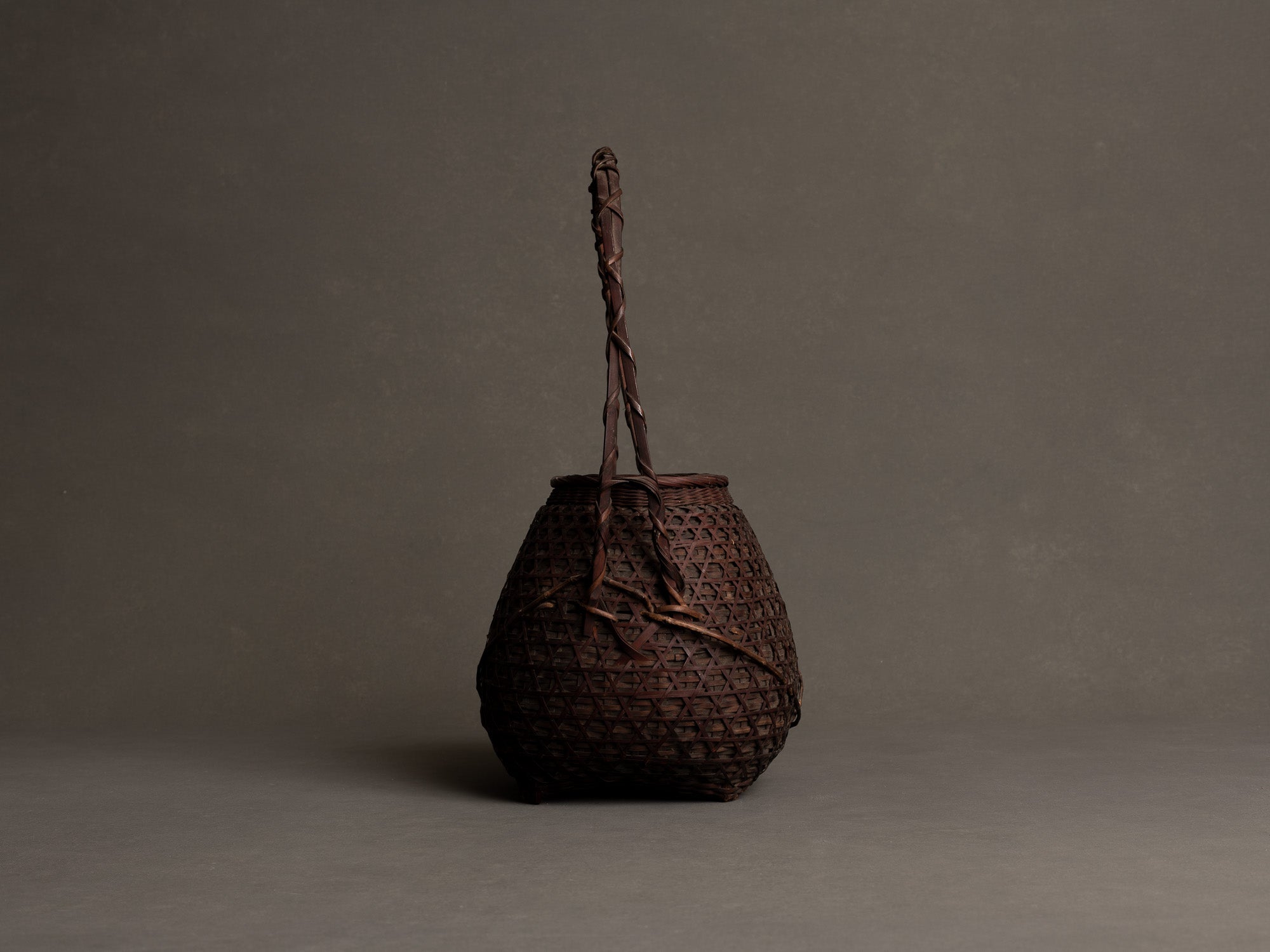Hanakago, panier à anse pour l'ikebana, Japon (Début ère Shōwa)..Hanakago Ikebana bamboo basket, Japan (Early Shōwa era)