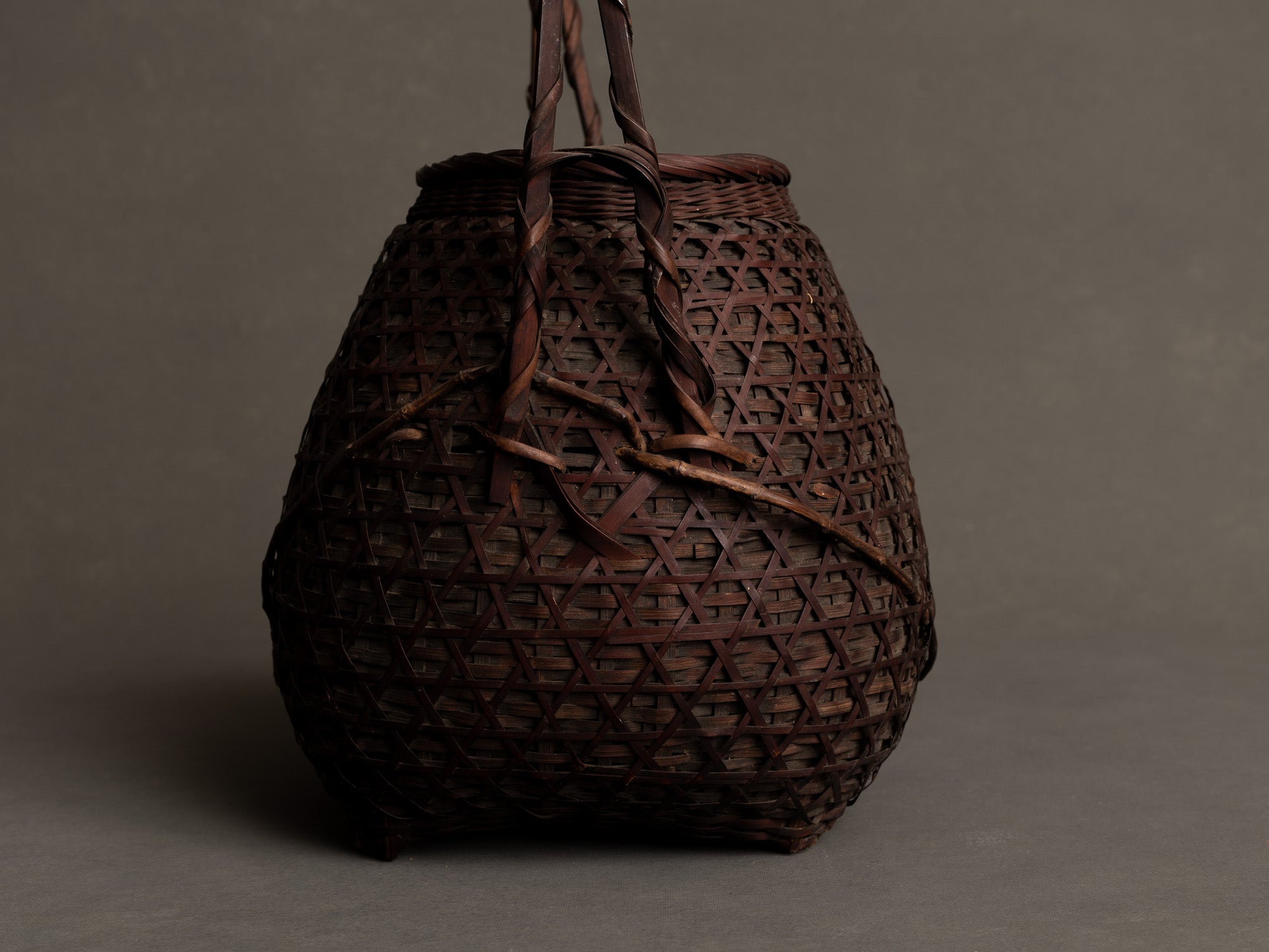 Hanakago, panier à anse pour l'ikebana, Japon (Début ère Shōwa)..Hanakago Ikebana bamboo basket, Japan (Early Shōwa era)