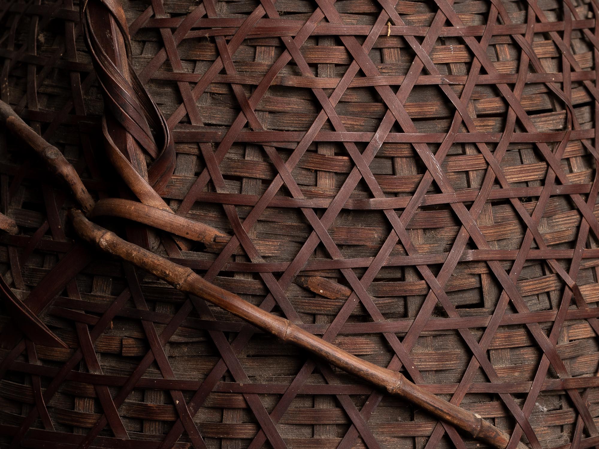 Hanakago, panier à anse pour l'ikebana, Japon (Début ère Shōwa)..Hanakago Ikebana bamboo basket, Japan (Early Shōwa era)