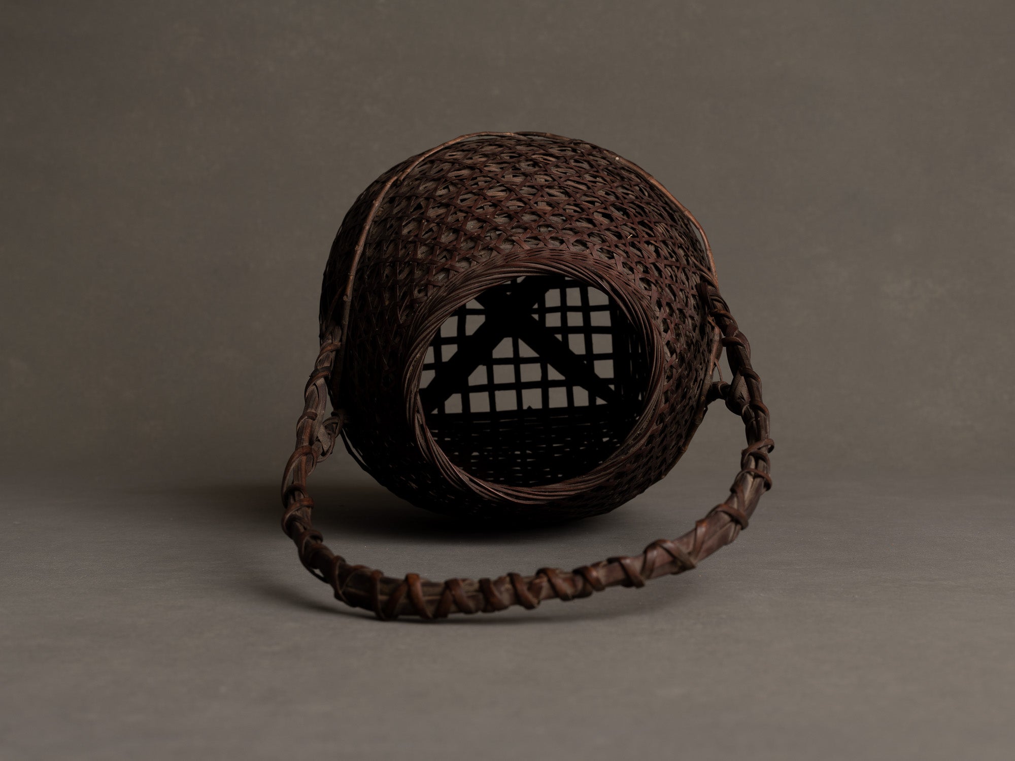 Hanakago, panier à anse pour l'ikebana, Japon (Début ère Shōwa)..Hanakago Ikebana bamboo basket, Japan (Early Shōwa era)