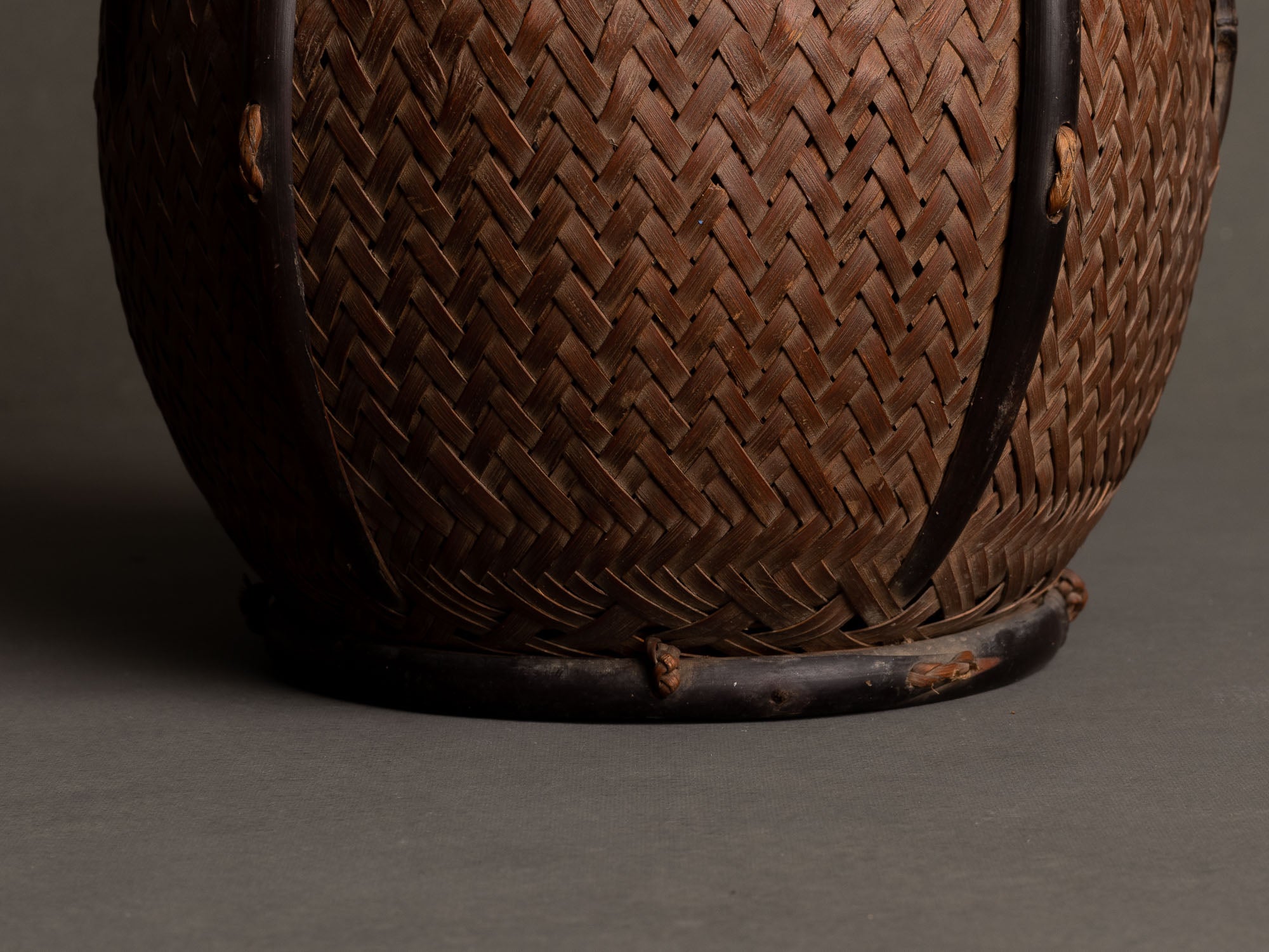 Hanakago, haut panier à anse branchée pour l'ikebana, Japon (Fin ère Meiji / Taishō)..Huge two-tone Hanakago Ikebana bamboo basket with wood handle, Japan (Late Meiji era / Taishō era)