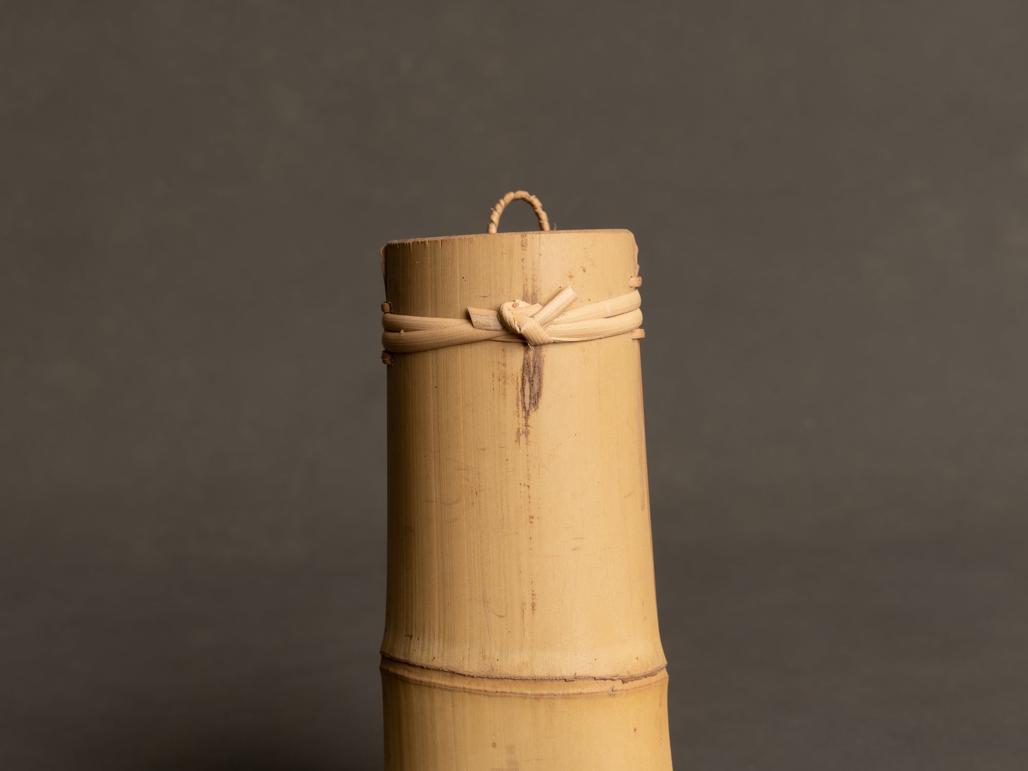 Kakehanakago, vase en bambou à suspendre, Japon (Ère Shōwa)..Kakehanakago, hanging bamboo vase, Japan (Shōwa Era)