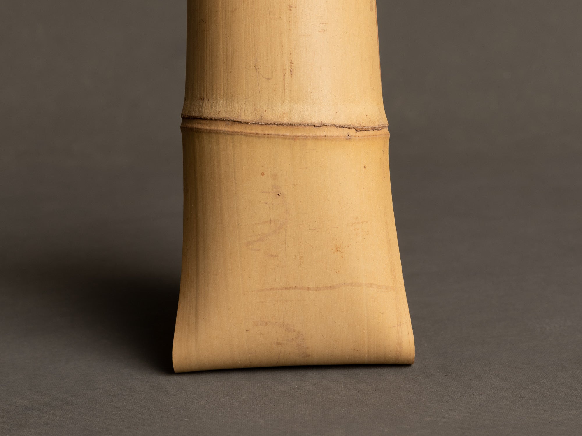 Kakehanakago, vase en bambou à suspendre, Japon (Ère Shōwa)..Kakehanakago, hanging bamboo vase, Japan (Shōwa Era)