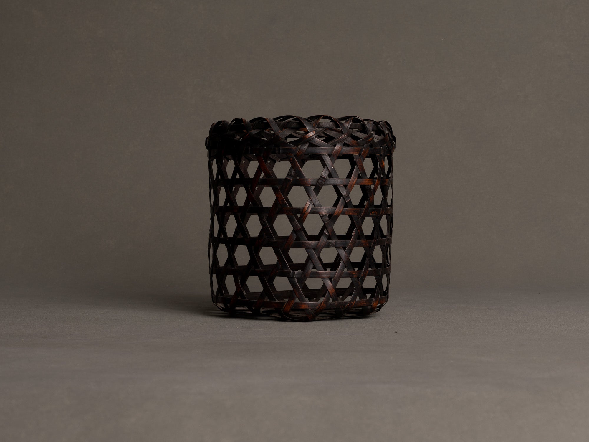 Hanakago, Panier / corbeille cylindrique pour l'ikebana, Japon (Début de l'ère Shōwa)..Hanakago, Ikebana cylindrical bamboo basket, Japan (Early Shōwa era)