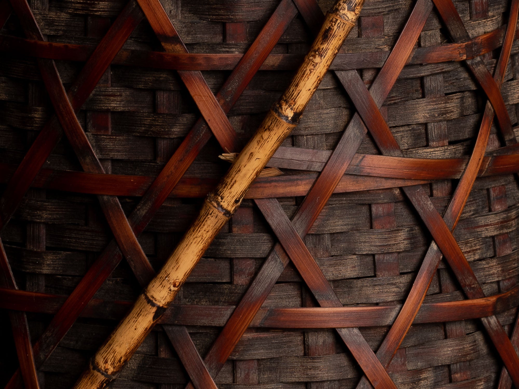 Rare hanakago, haut panier à anse pour l'ikebana, Japon (Ère Taishō / début ère Shōwa)..Huge Hanakago Ikebana bamboo basket with natural bamboo handle, Japan (Taishō era / early Shōwa era)