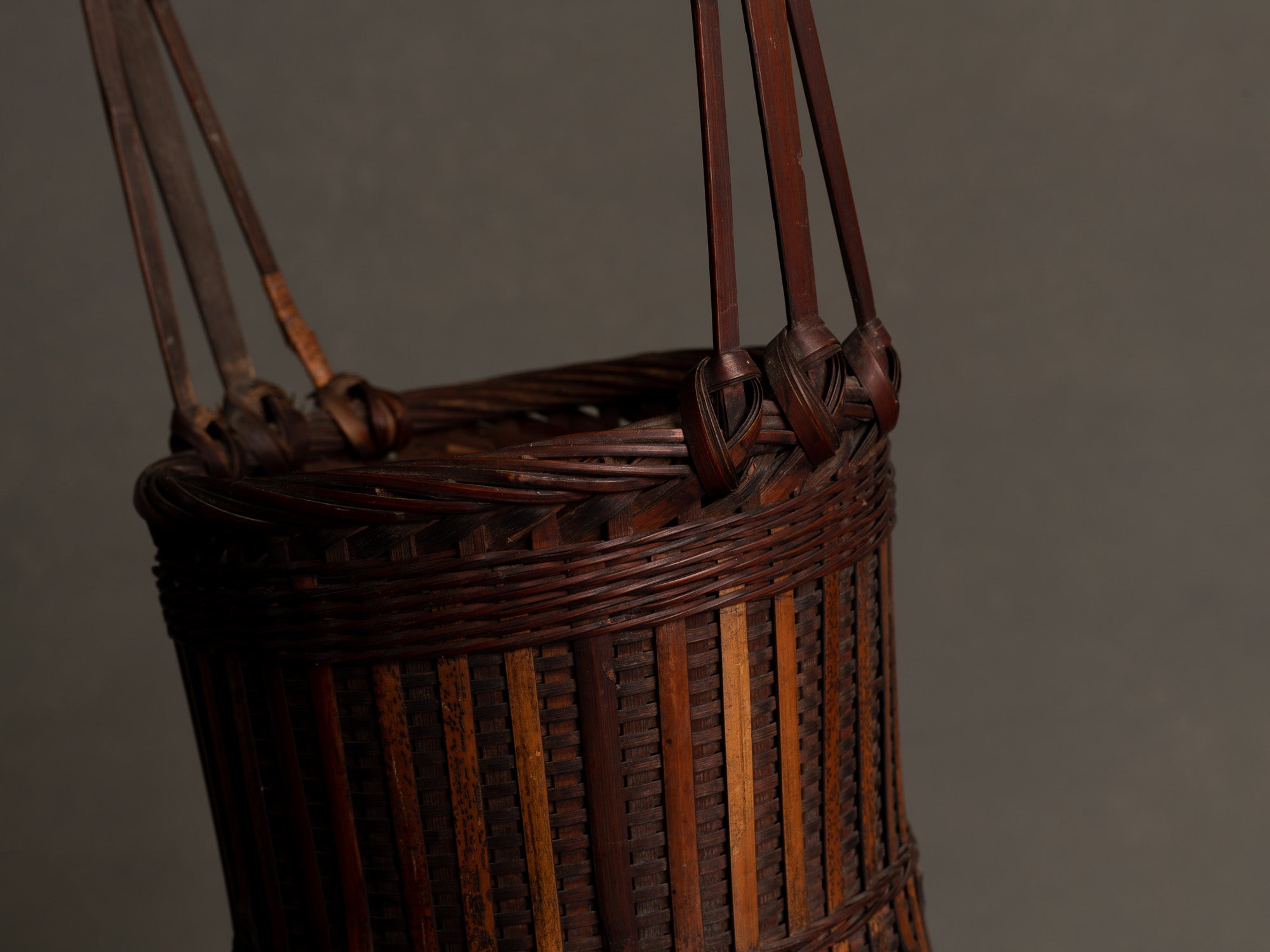 Hanakago, haut panier à anse pour l'ikebana, Japon (Ére Taishō / Début ère Shōwa)..Huge Hanakago Ikebana bamboo basket with wood handle, Japan (Taishō era / early Shōwa era)