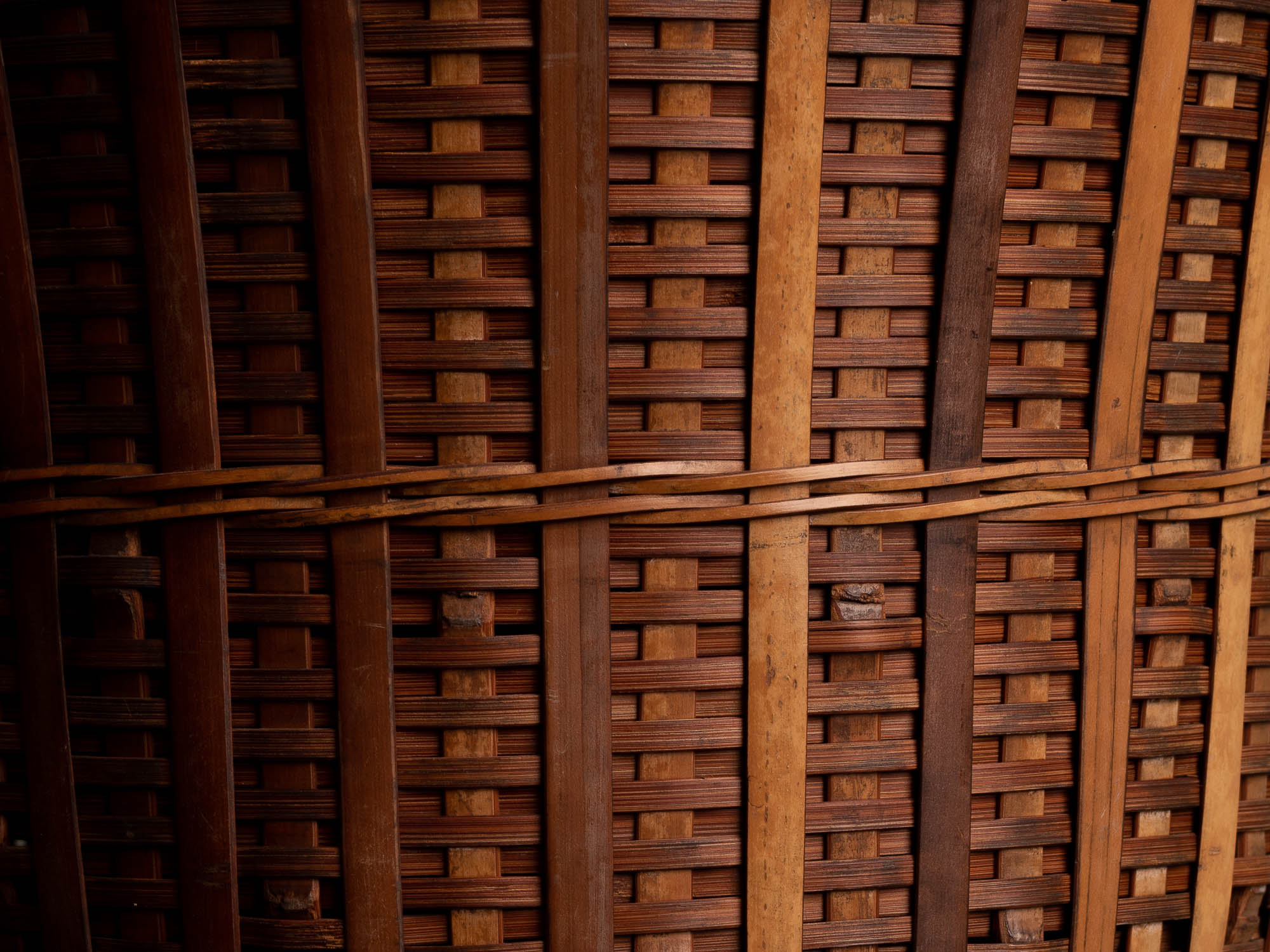 Hanakago, haut panier à anse en bambou pour l'ikebana, Japon (Début ère Shōwa)..Huge signed Hanakago Ikebana bamboo basket with handle, Japan (Early Shōwa era)