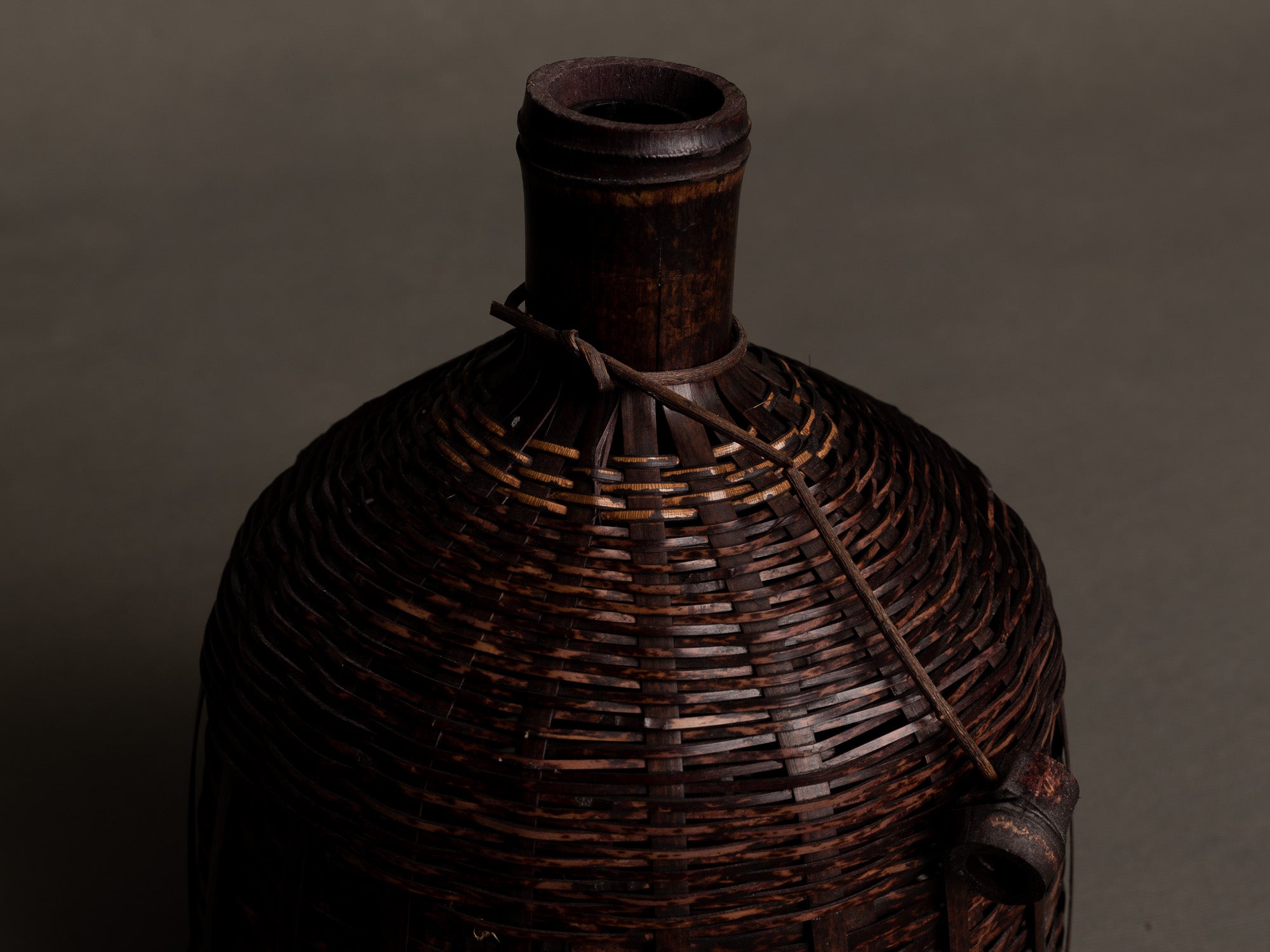 Hanakago, vase bouteille soliflore en vannerie de bambou, Japon (Ère Shōwa)..Hanakago, bottle vase in bamboo basketry, Japan (Shōwa Era)