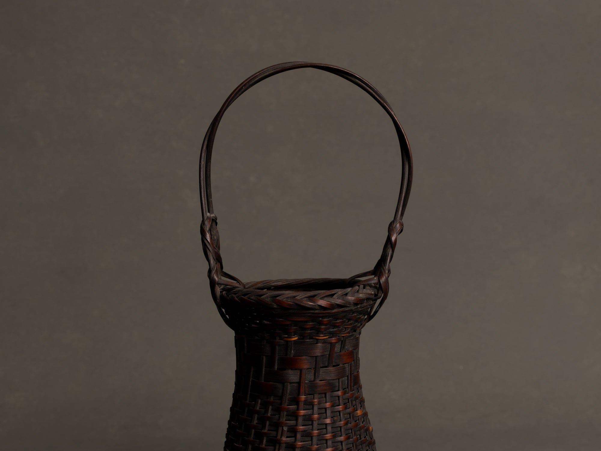 Petit panier hanakago, vase cornet à anse en bambou pour l'ikebana, Japon (Ère Shōwa)..Hanakago, bamboo diabolo shaped handled vase for ikebana, Japan (Shōwa era)