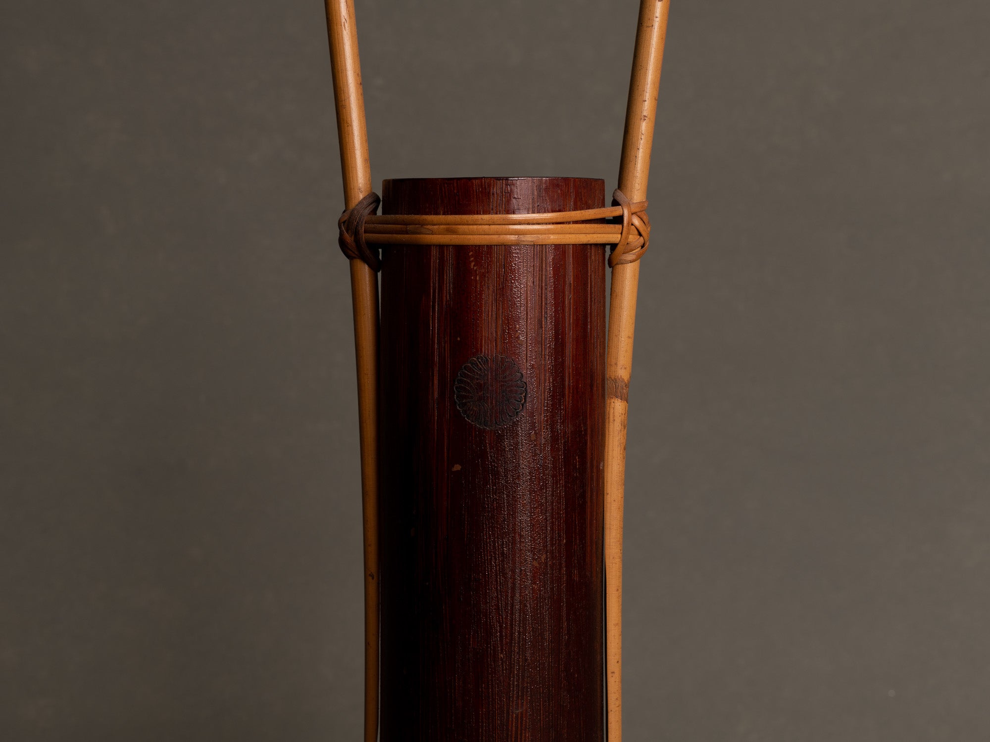 Kayoi tsudzuhanaire, vase en bambou pour la cérémonie du thé, suiveur de Shōno Shōunsai, Japon (Ère Shōwa)..Simple Kayoi tsudzuhanaire, Shōno Shōunsai style two-color Bamboo flower vase for tea ceremony chabana, Japan (Shōwa era)