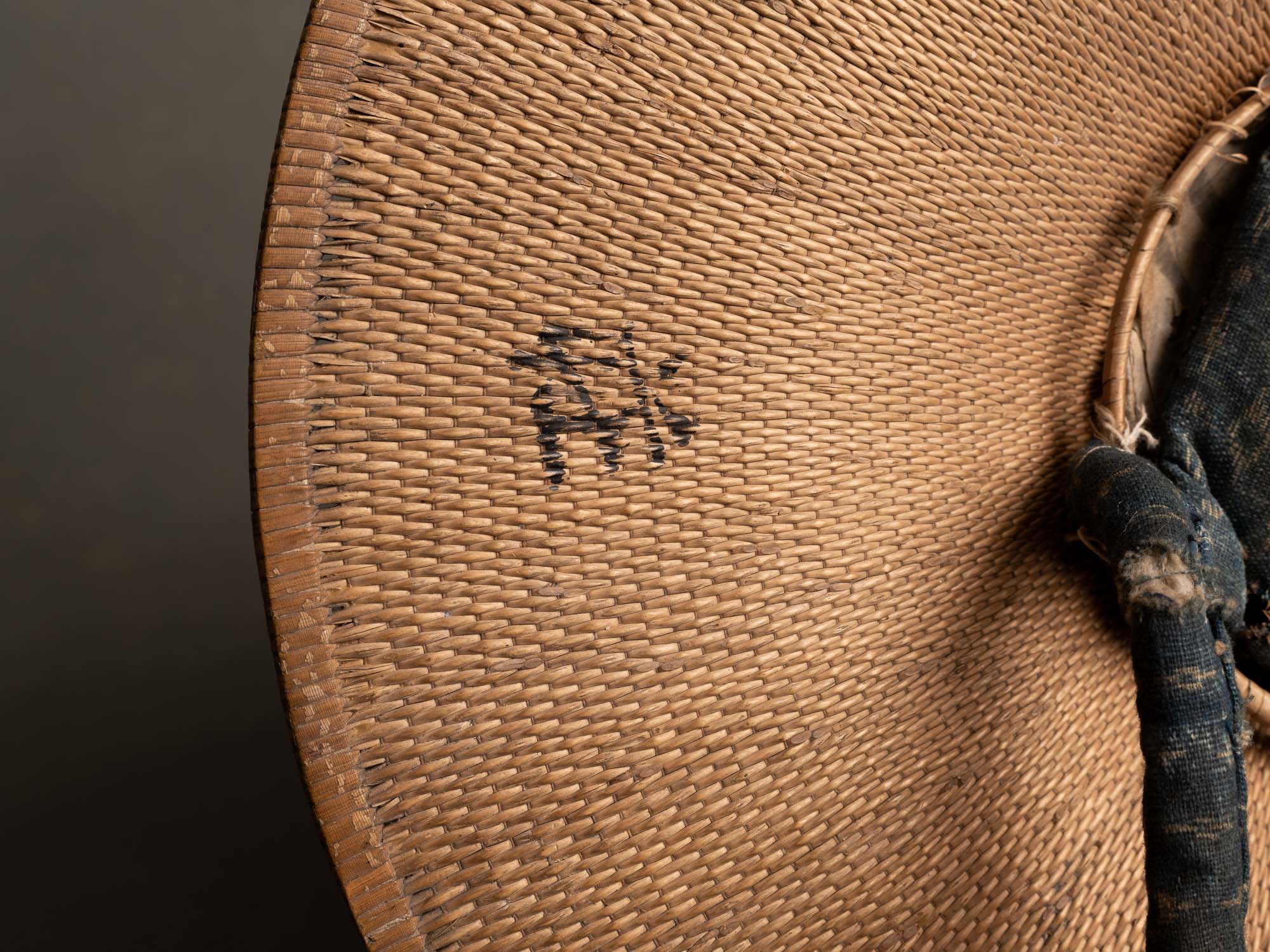 Rare Ajiro Jingasa, casque d'été de samourai en bambou tressé, Japon (Fin de l’époque Edo)..Rare ajiro Jingasa, summer woven bamboo samurai helmet, Japan (end of the Edo period)