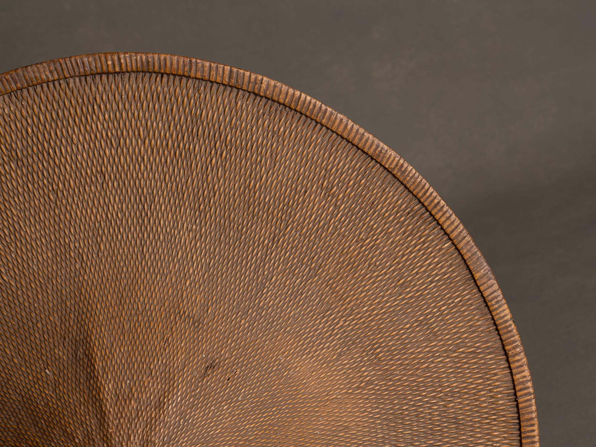 Rare Ajiro Jingasa, casque d'été de samourai en bambou tressé, Japon (Fin de l’époque Edo)..Rare ajiro Jingasa, summer woven bamboo samurai helmet, Japan (end of the Edo period)