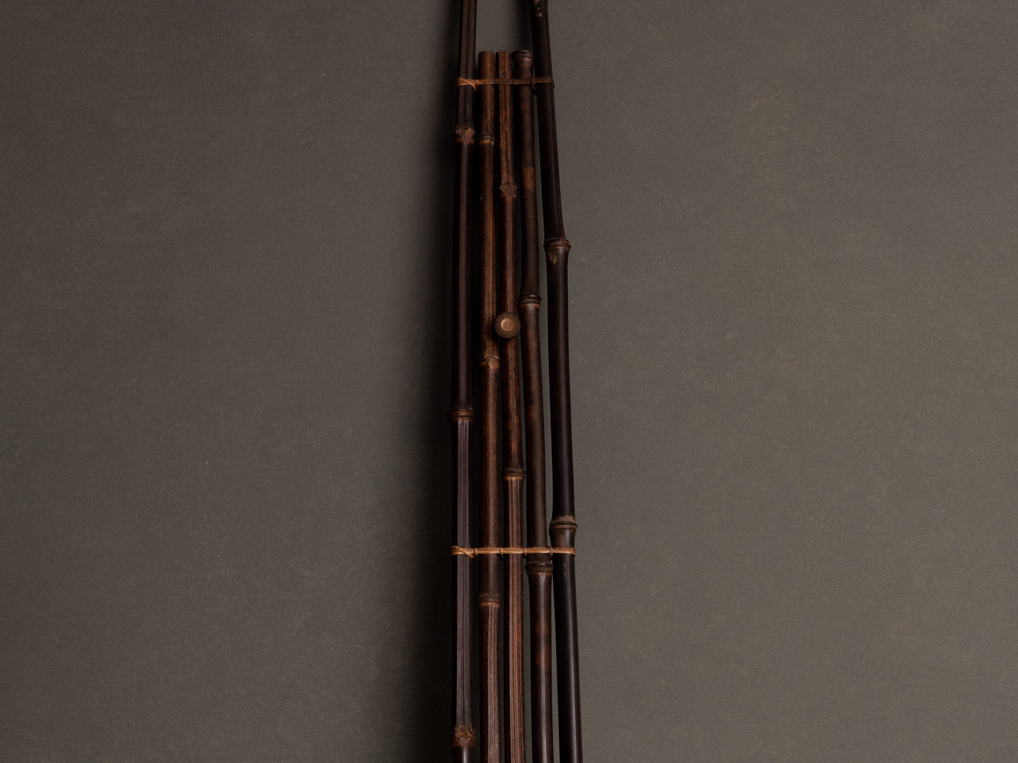 Tanzakukake, support en bambou pour calligraphie, Japon (Ère Shōwa)..Tanzakukake, bamboo hanger for scroll wall painting or calligraphy, Japan (Shōwa era)