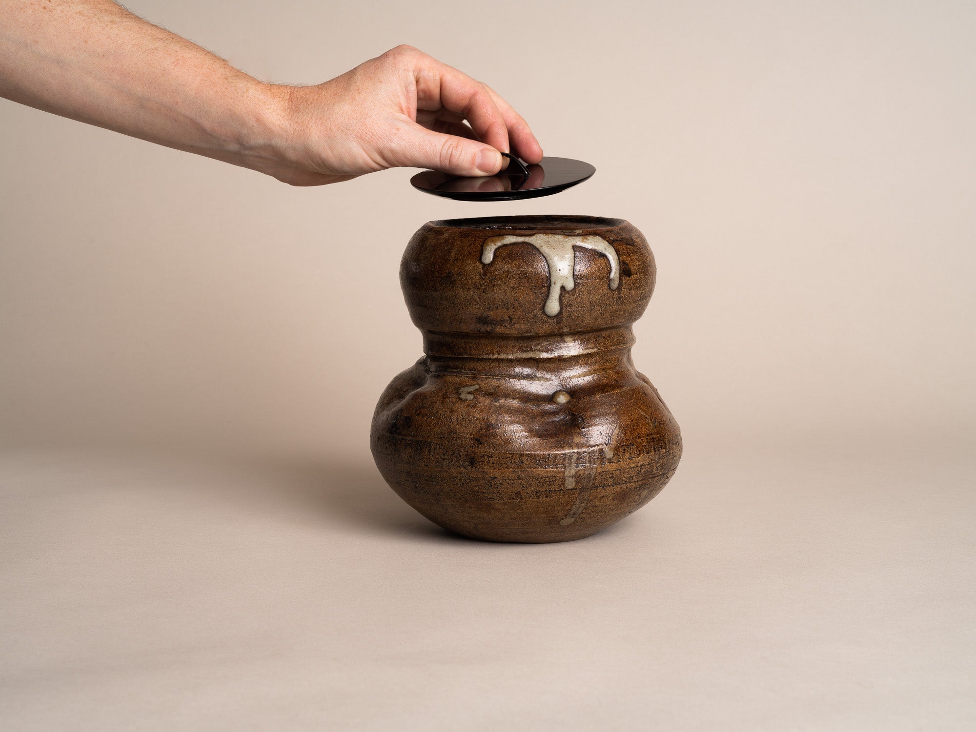 Mizusashi, Pot couvert à eau de type Seto, Japon (Fin époque Edo / ére Meiji)..Seto ware water pot Mizusashi , Japan (Late Edo period / Meiji Era)