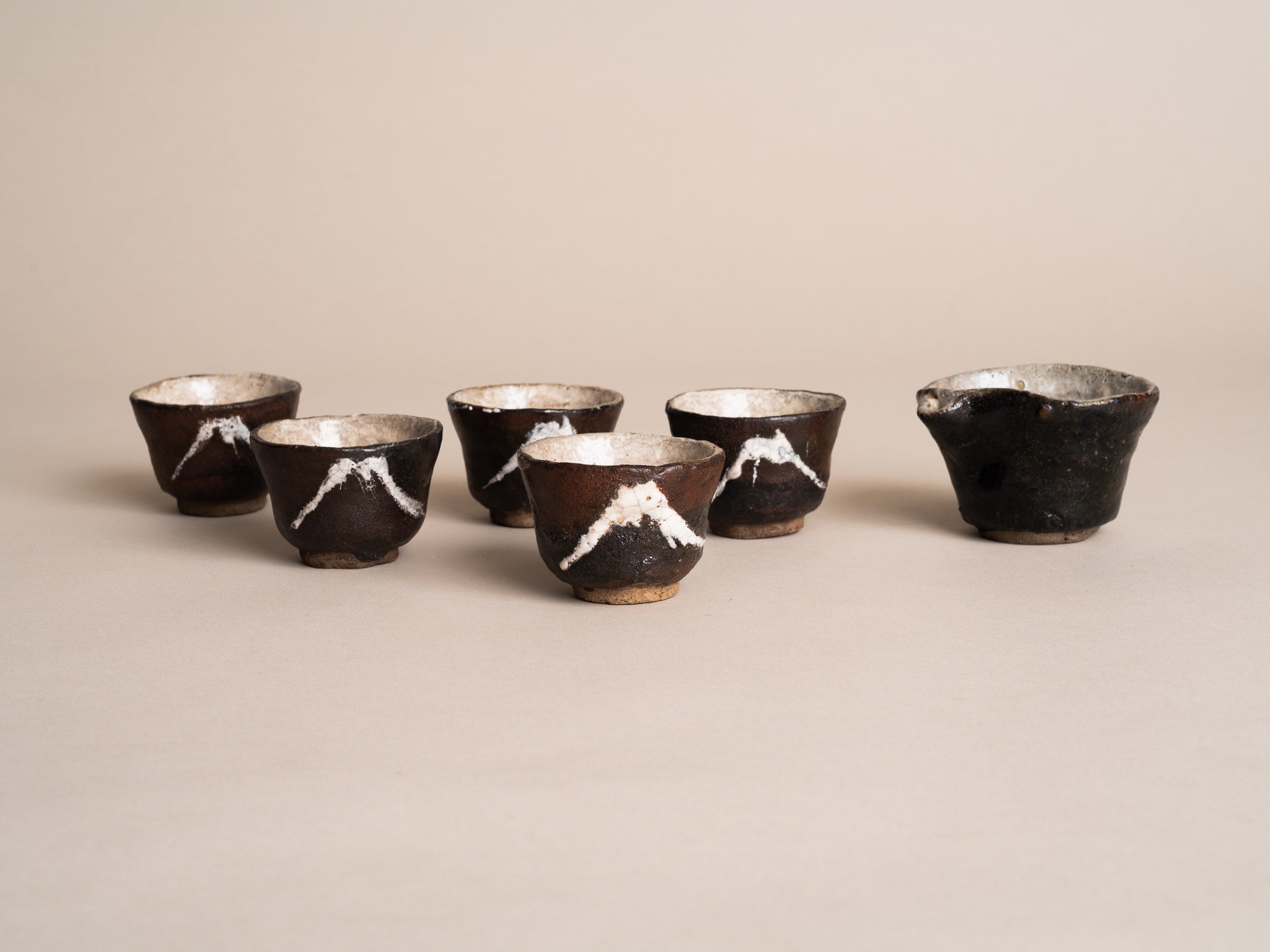 Service à thé sencha Fuji-san en grès de type Seto, Japon (vers 1900)..Seto ware Senchawan Tea bowls set, Japan (circa 1900)