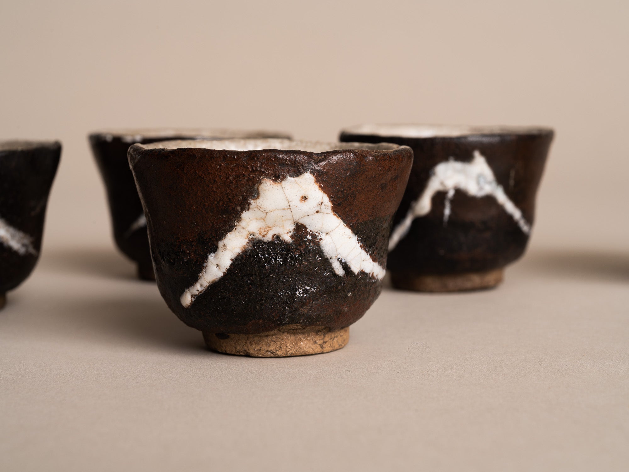 Service à thé sencha Fuji-san en grès de type Seto, Japon (vers 1900)..Seto ware Senchawan Tea bowls set, Japan (circa 1900)