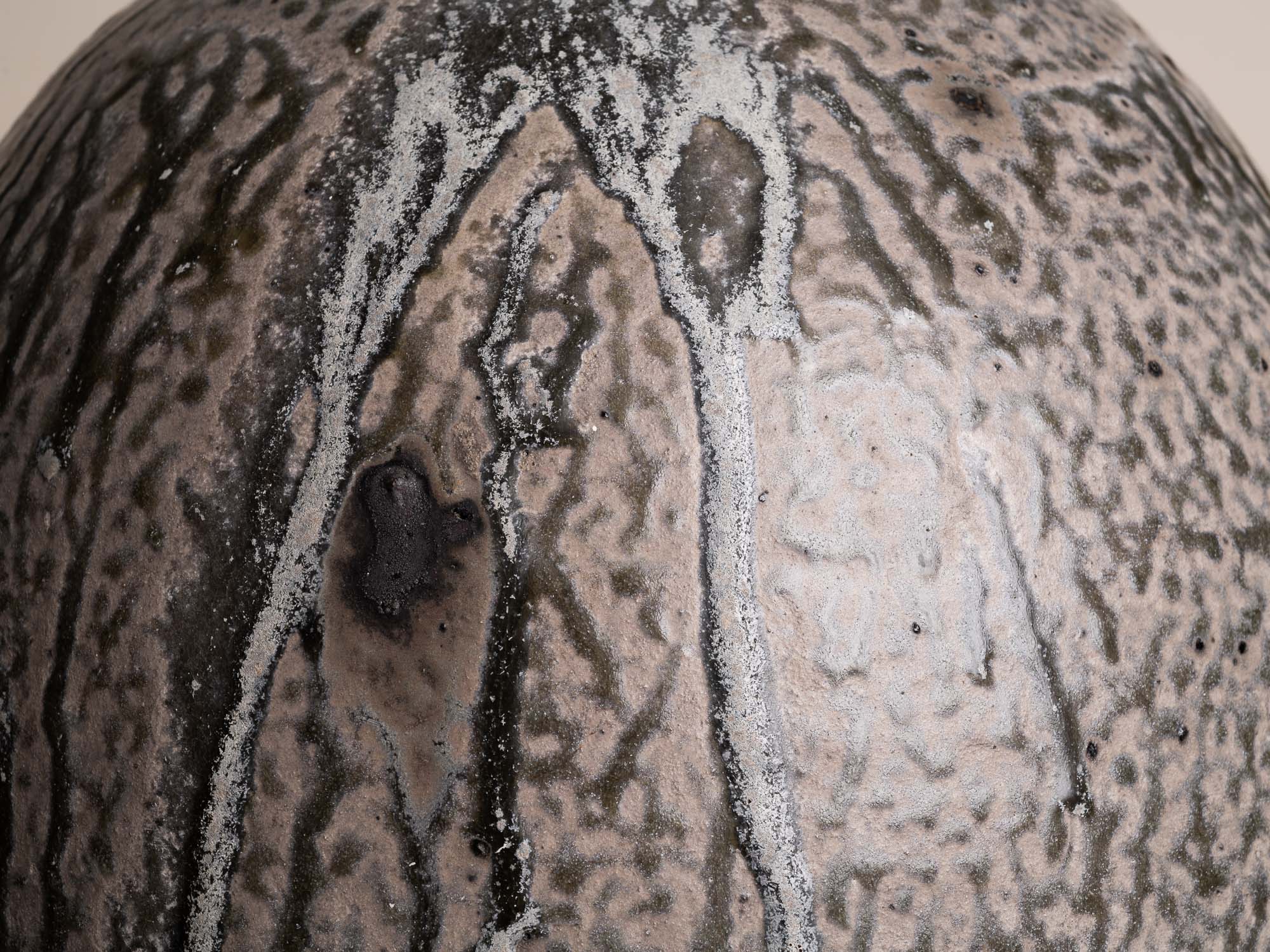 Rare jarre bombonne "peau de serpent" en grès du Berry, France (XIXe siècle)..Snakeskin glazed Stoneware folk pot by anonymous Berry potters, France (19th century)