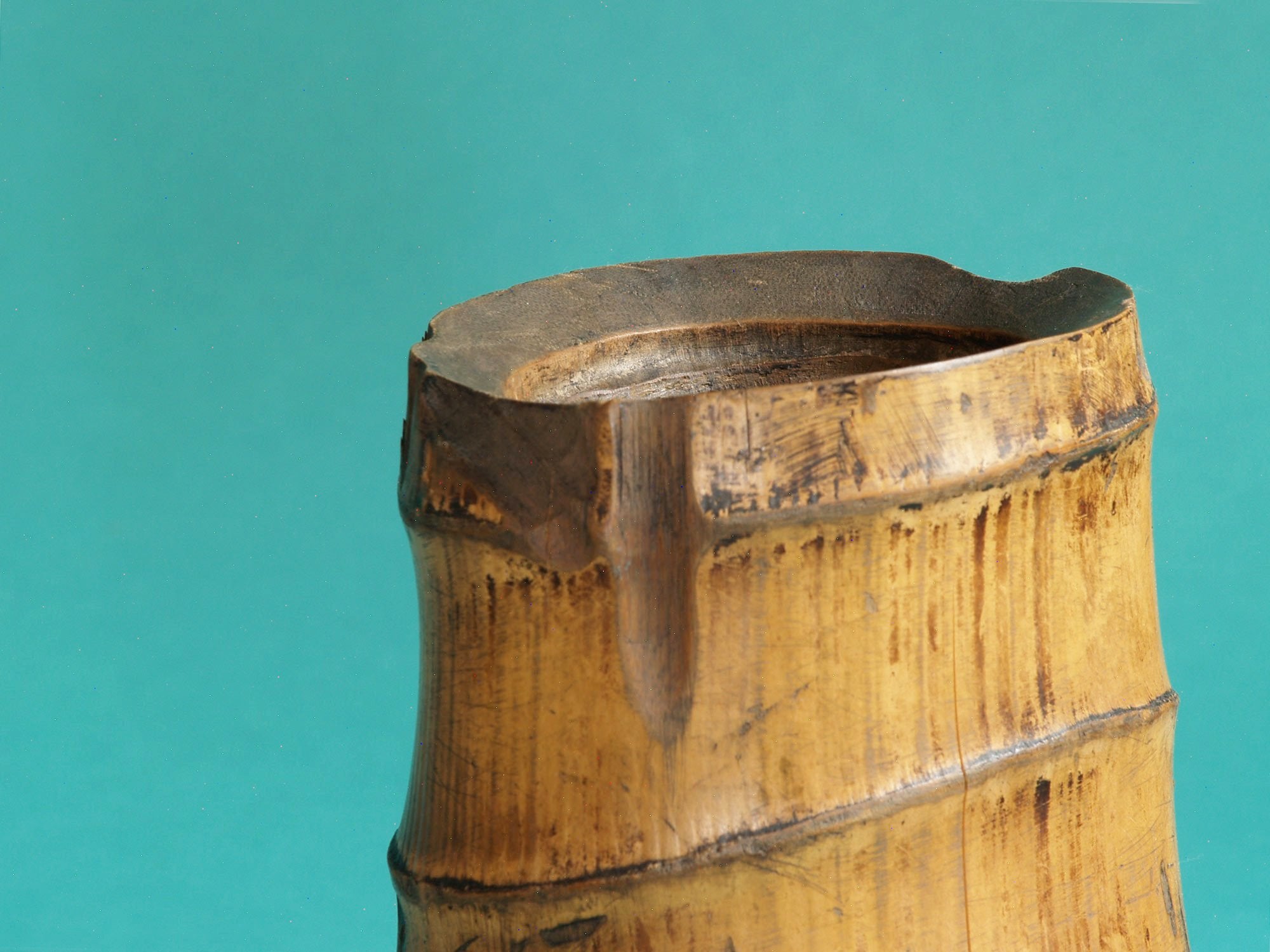 Take-zutsu hanaire, Rare vase en bambou pour la cérémonie du thé à la manière de Rikyū, Japon (Période Edo)..Take-zutsu Hanaire Bamboo vase for tea ceremony chabana in the manner of Rikyū, Japan (Edo period)