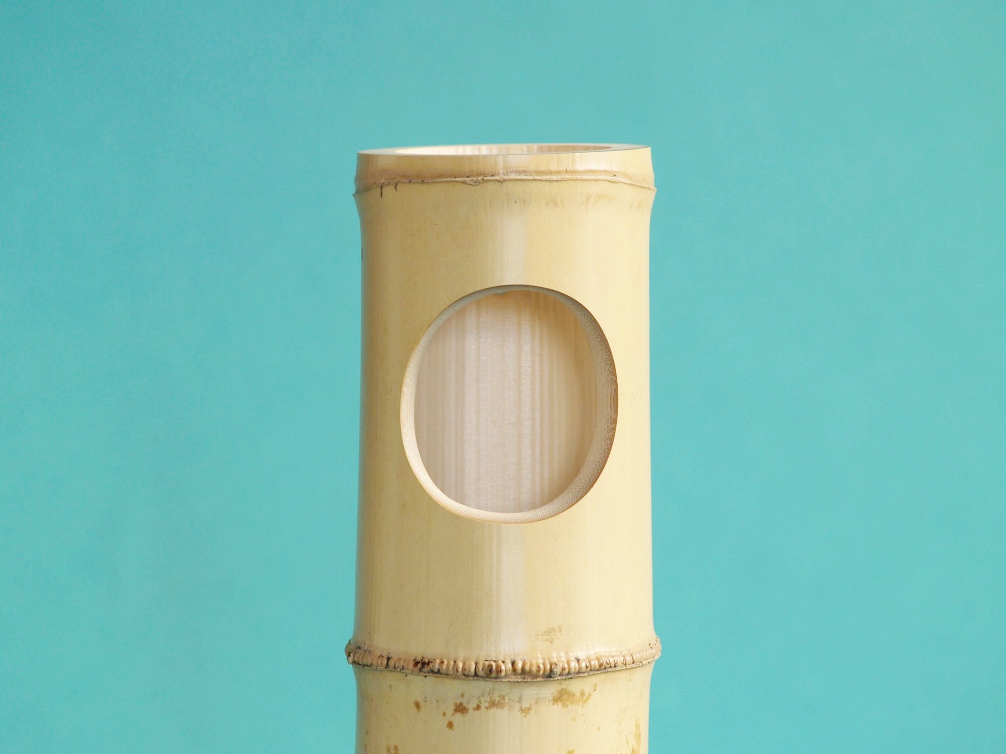 Takehanaire, vase en bambou pour la cérémonie du thé, Japon (Ère Shōwa)..Takehanaire, Bamboo flower vase for tea ceremony chabana, Japan (Shōwa era)