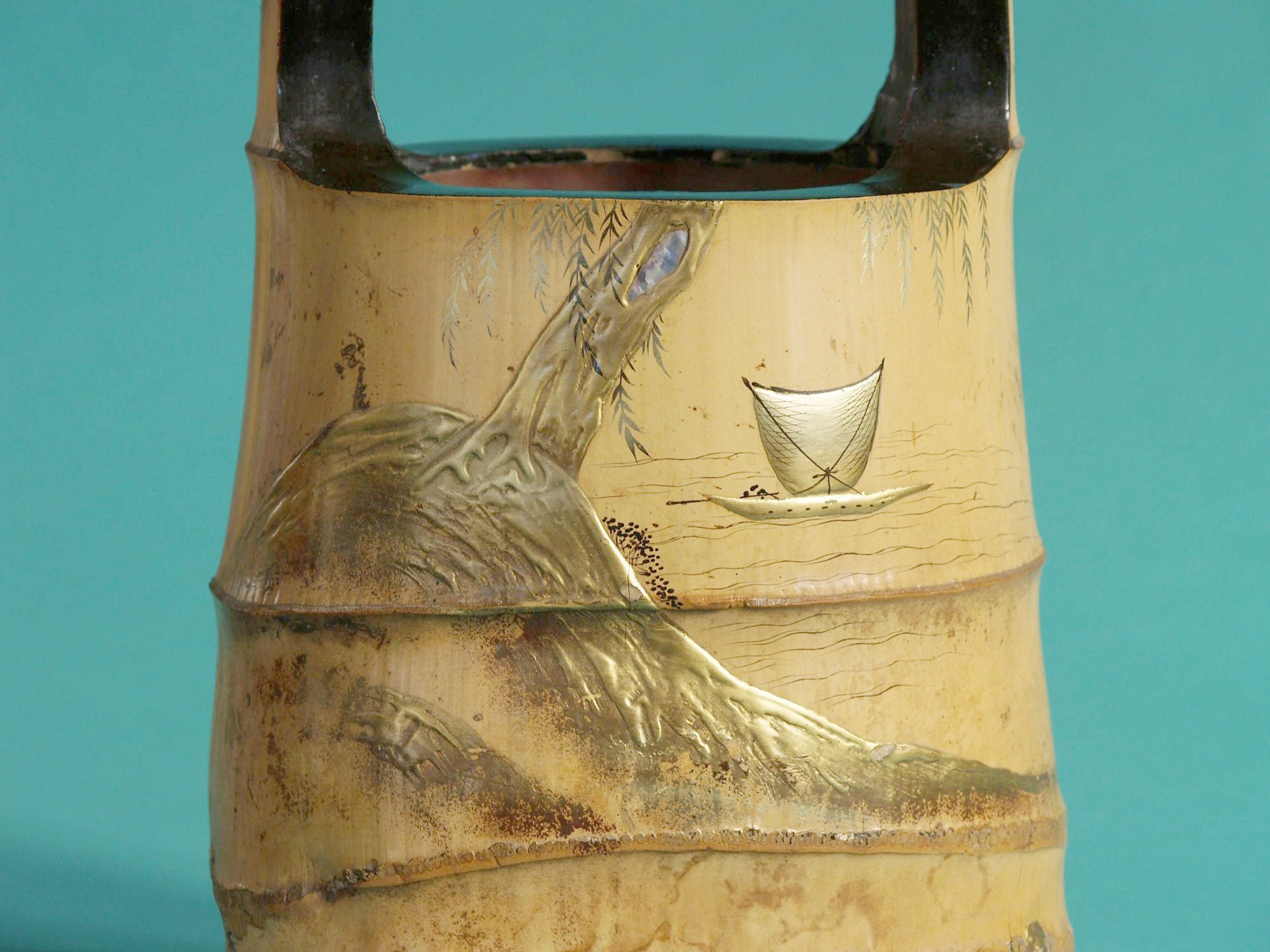 Ni-jū-giri, rare vase de sol en bambou laqué, Japon (Ère Meiji)..Ni-jū-giri, Rare floor Bamboo ikebana vase, Japan (Meiji era)