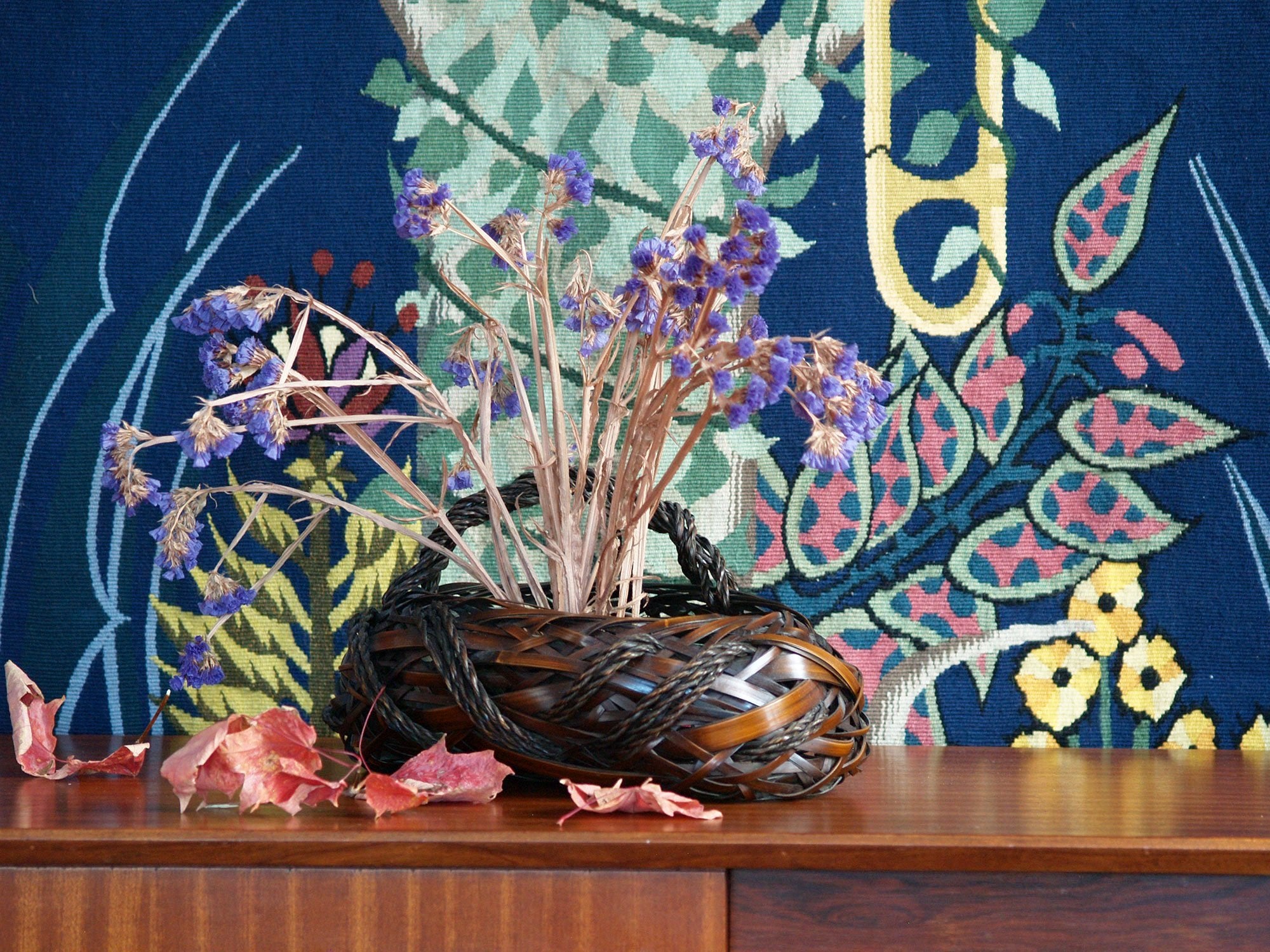 Hanakago, panier à anse cordée pour l'ikebana, Japon (Ère Shōwa)..Hanakago Ikebana bamboo basket with handle (signed), Japan (Shōwa era)