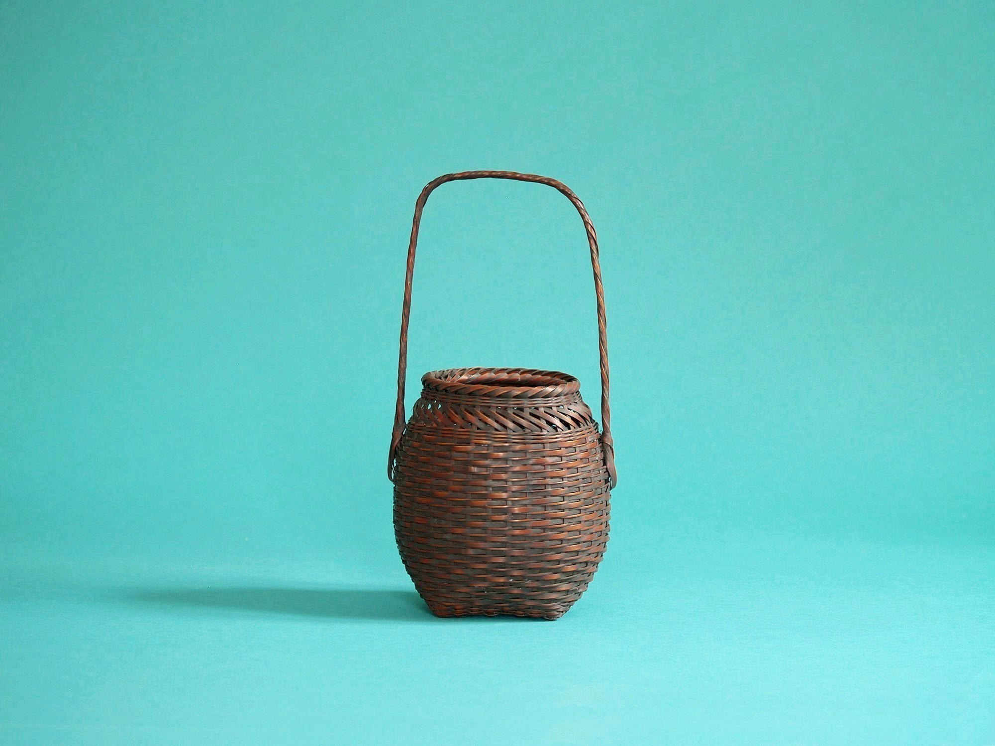 Hanakago, panier à anse pour l'ikebana, Japon (Ère Shōwa)..Hanakago Ikebana bamboo basket with handle, Japan (Shōwa era)