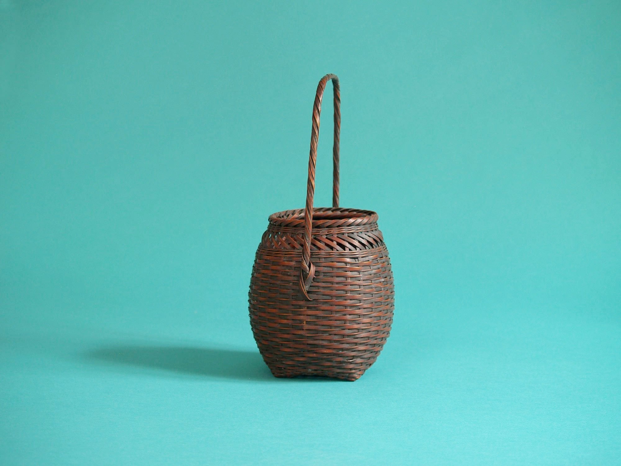 Hanakago, panier à anse pour l'ikebana, Japon (Ère Shōwa)..Hanakago Ikebana bamboo basket with handle, Japan (Shōwa era)