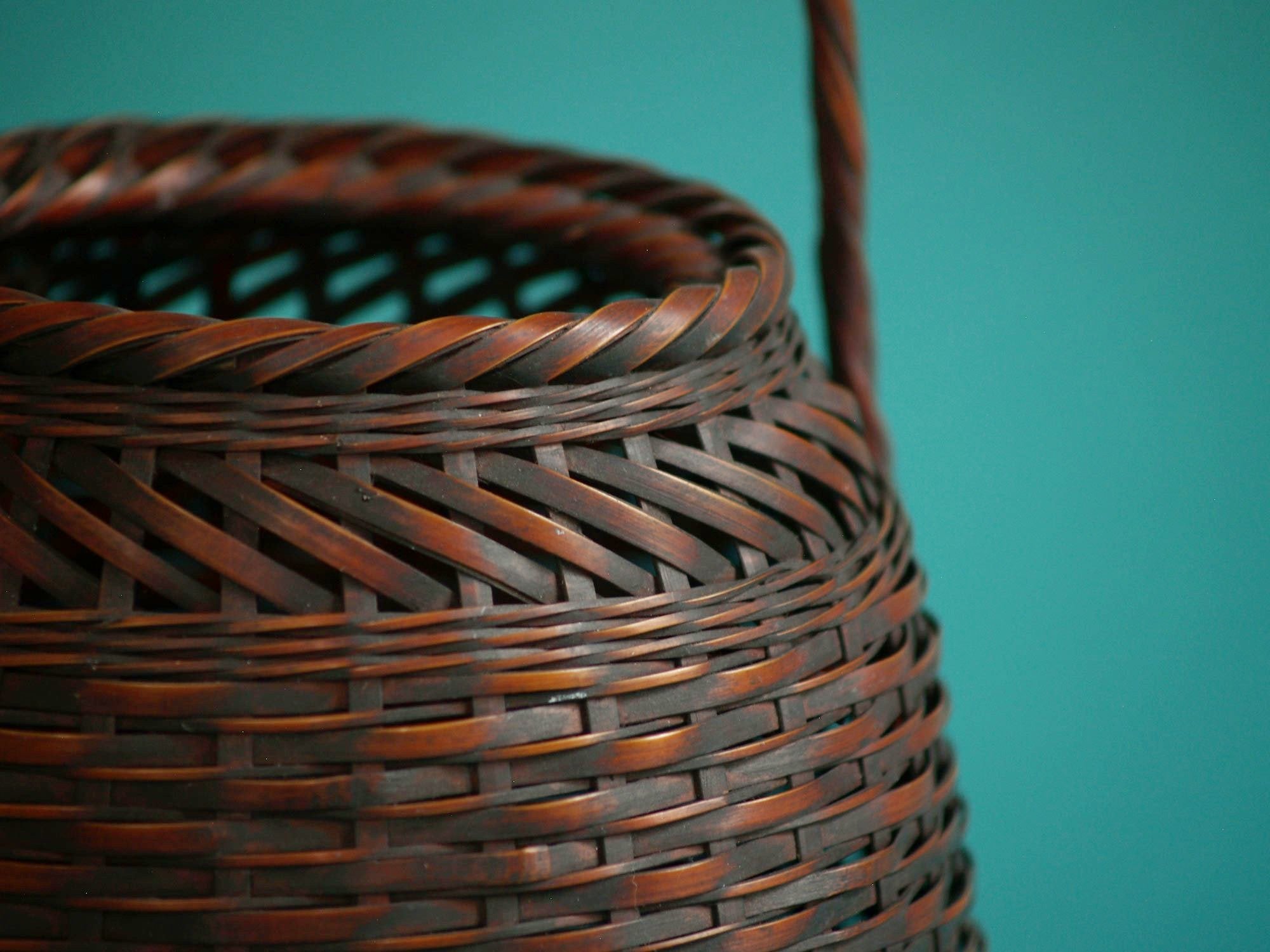 Hanakago, panier à anse pour l'ikebana, Japon (Ère Shōwa)..Hanakago Ikebana bamboo basket with handle, Japan (Shōwa era)