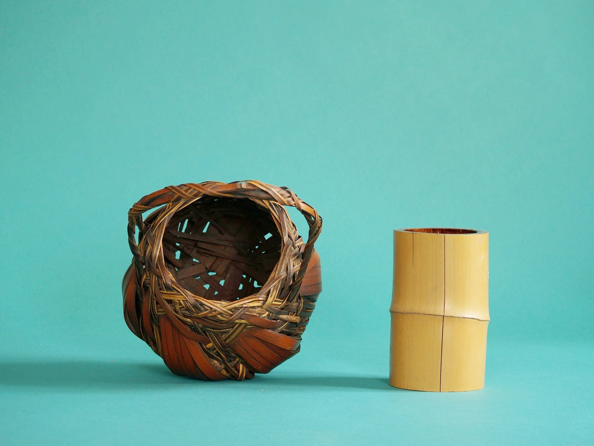 Hanakago, panier à anse pour l'ikebana, Japon (Dèbut de l'ère Shōwa)..Hanakago Ikebana bamboo basket with handle, Japan (Early Shōwa era)