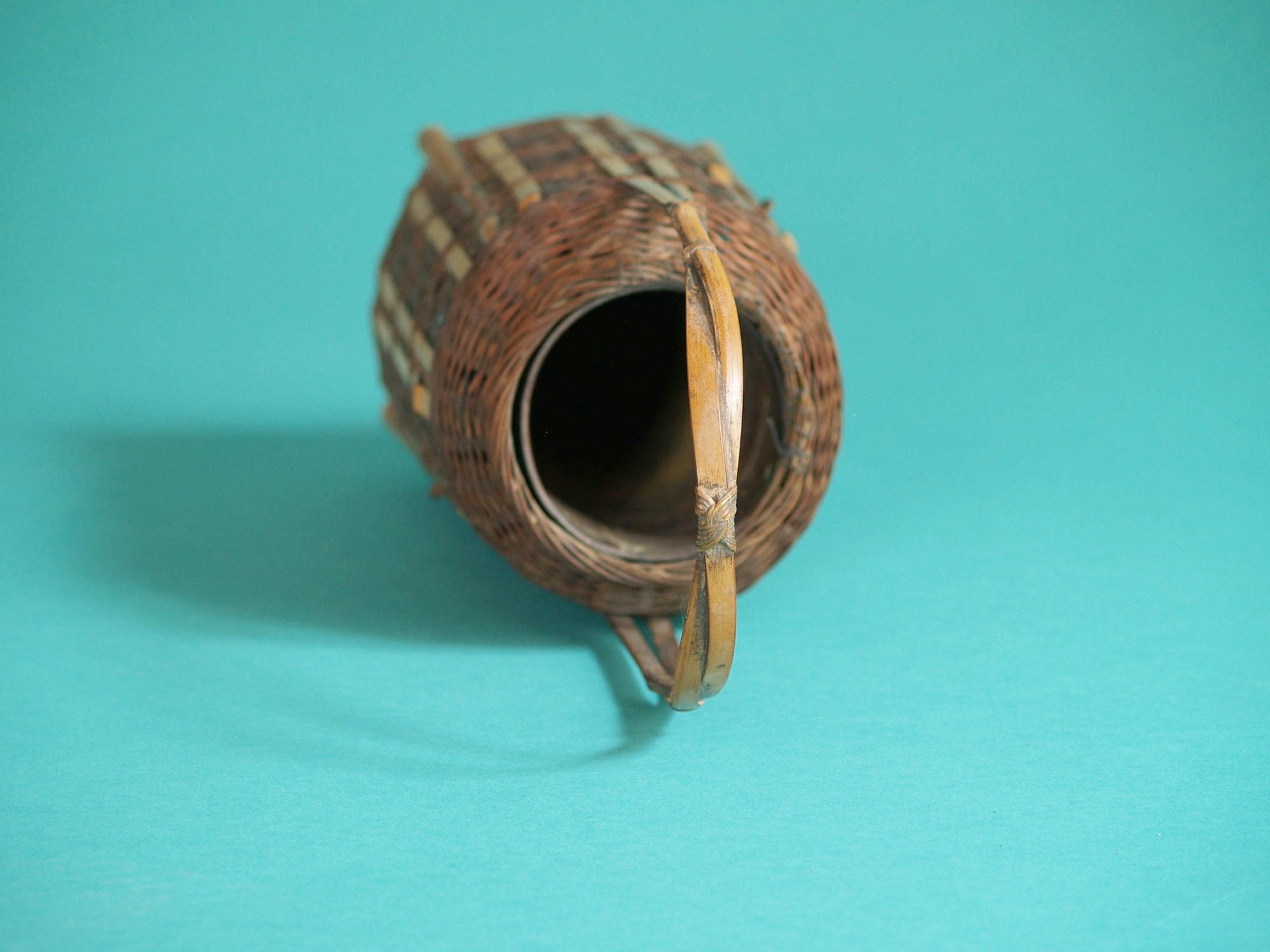Hanakago, panier bicolore pour l'ikebana, Japon (Ère Taishō)..Hanakago Ikebana bamboo basket, Japan (Taishō era)