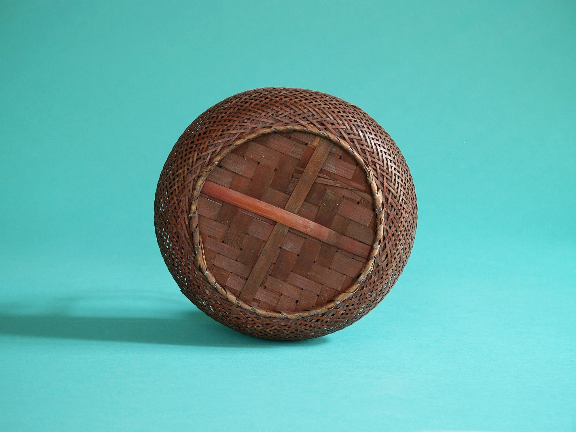 Sumitorikago, coupe / Panier en bambou pour la cérémonie du thé, Japon (Fin de l'ère Meiji / début ère Shōwa)..Sumitorikago bamboo charcoal basket for chanoyu, Japan (Late Meiji era / early Shōwa era)