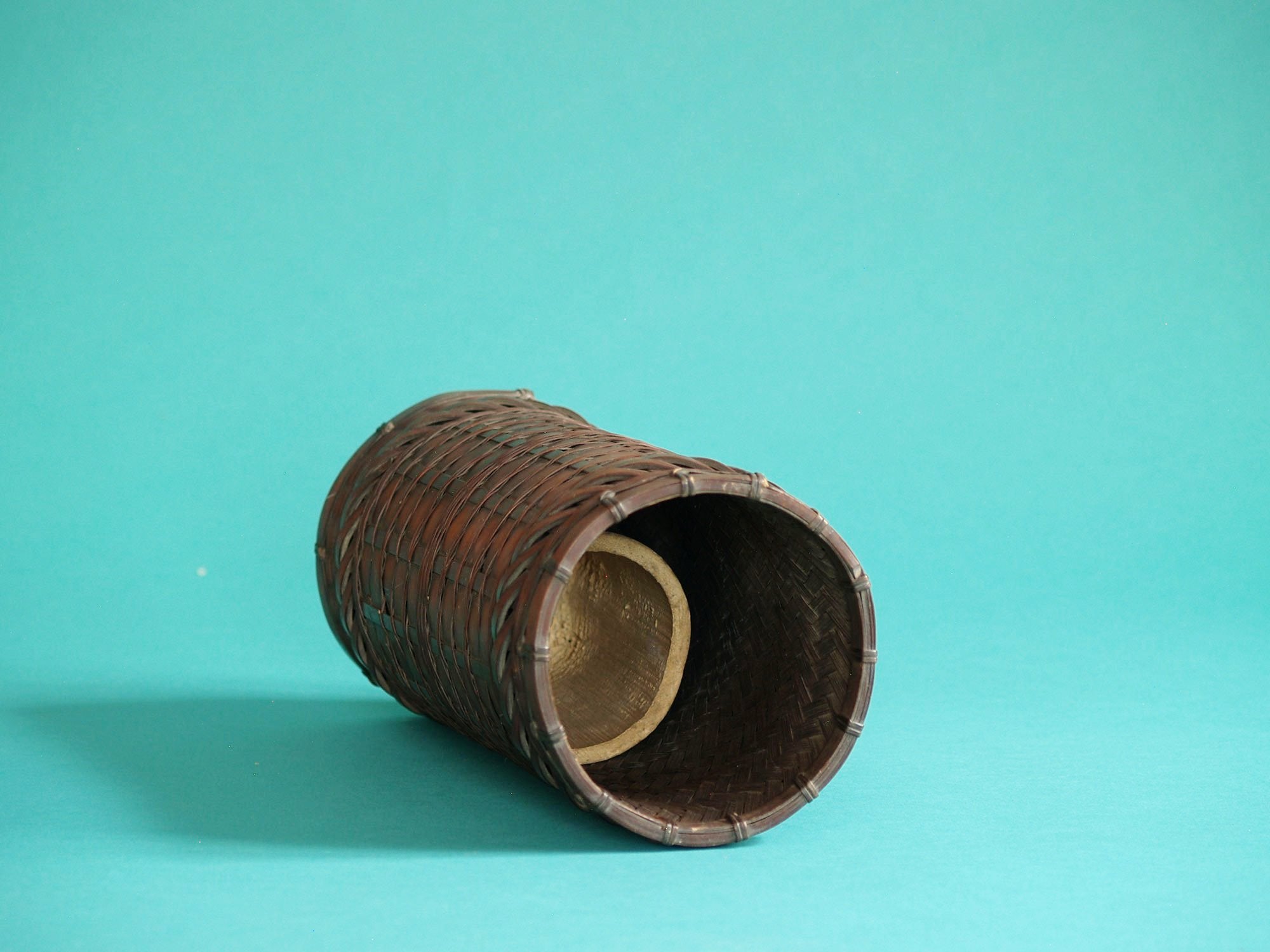 Hanakago, haut panier cylindrique en bambou pour l'ikebana, Japon (Fin époque Edo / début de l'ère Meiji)..Huge cylindrical Hanakago Ikebana bamboo basket, Japan (Late Edo Period / Early Meiji era)