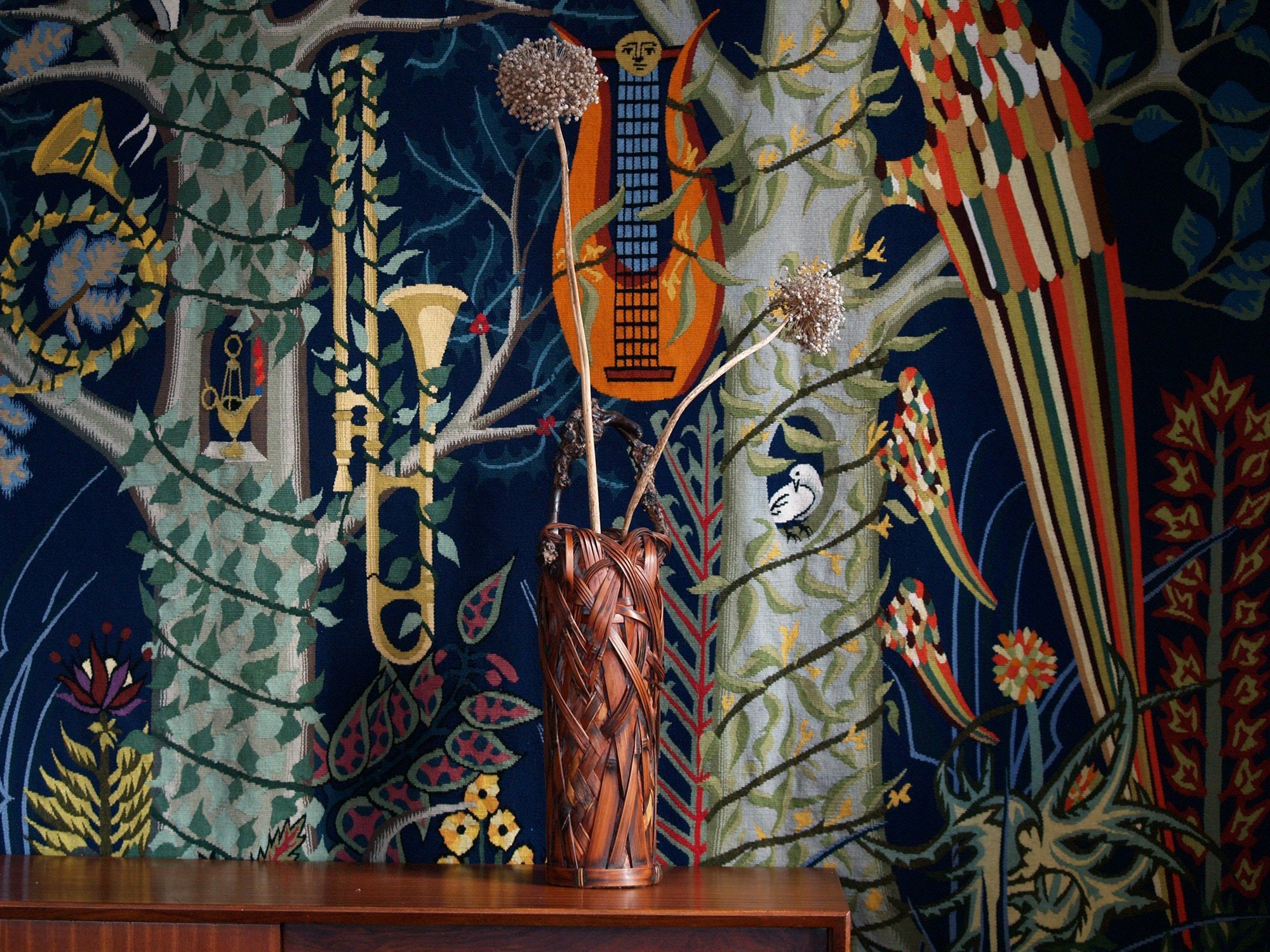 Hanakago, haut panier à anse branchée pour l'ikebana, Japon (Ère Meiji / début ère Shōwa)..Huge Hanakago Ikebana bamboo basket with wood handle, Japan (Meiji era / early Shōwa era)