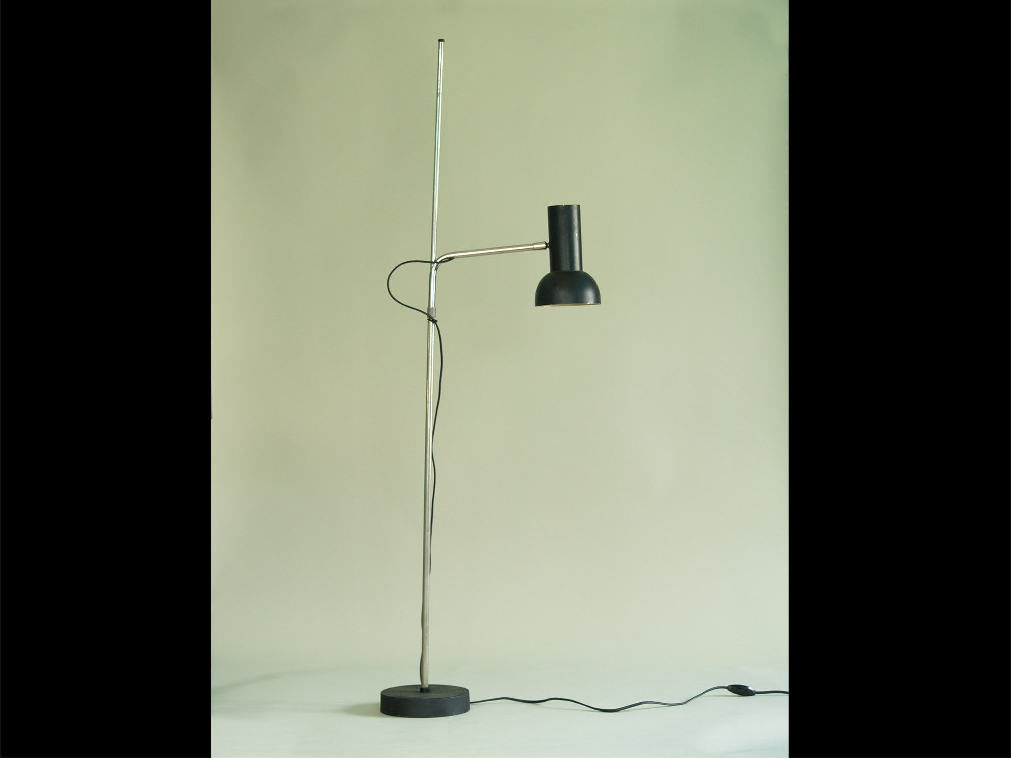 Lampadaire réglable / liseuse moderniste, France (vers 1960)..Modernist floor lamp, France (circa 1960)