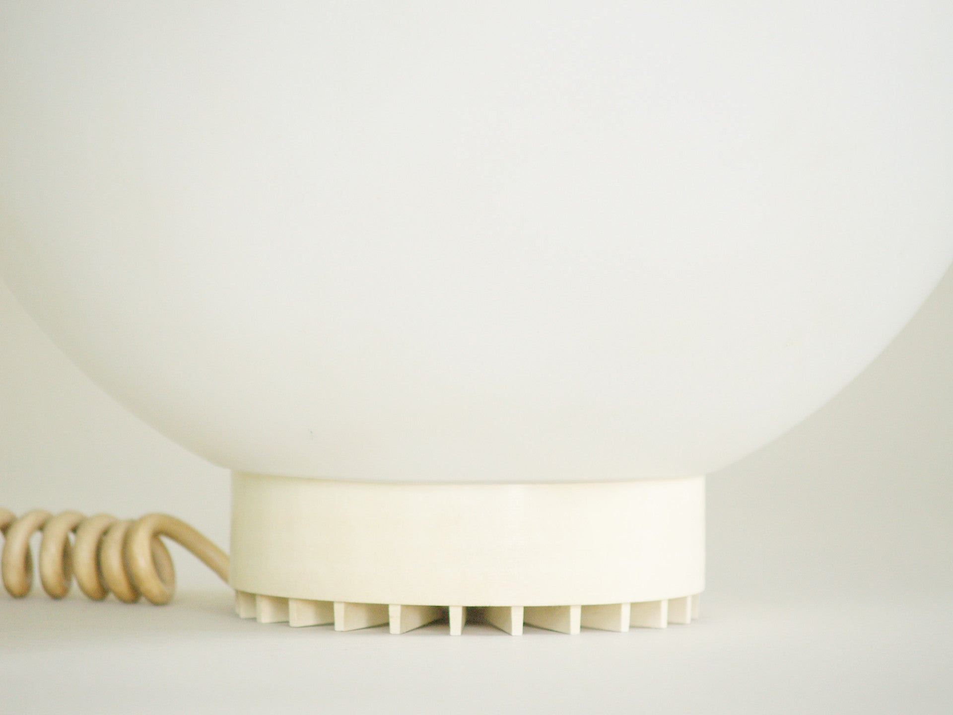 Lampe boule «futuriste», France (vers 1970)..Futuristic ballshaped Floor lamp, France (circa 1970)