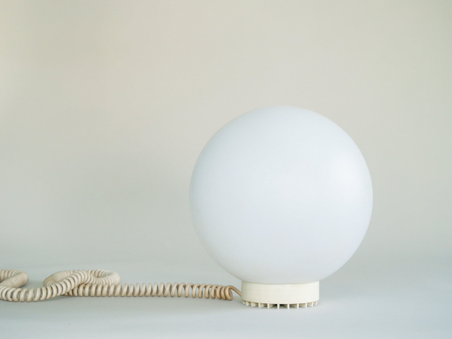 Lampe boule «futuriste», France (vers 1970)..Futuristic ballshaped Floor lamp, France (circa 1970)