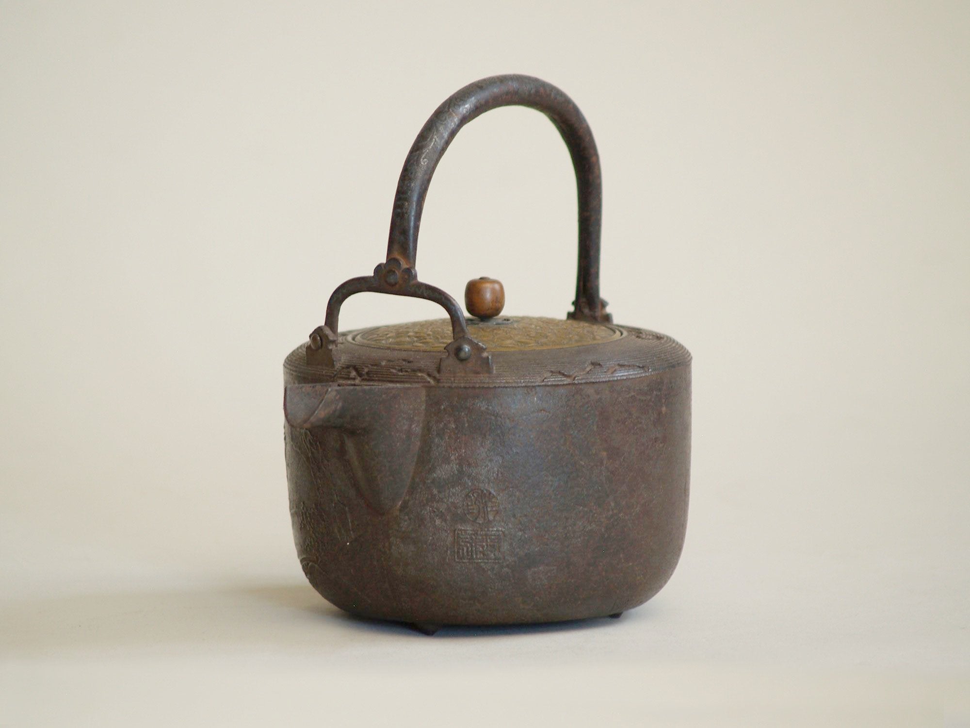 Ancienne bouilloire chōshi en fonte, Japon (XIXe siècle)..Old iron chōshi keetle, Japan (19th century)